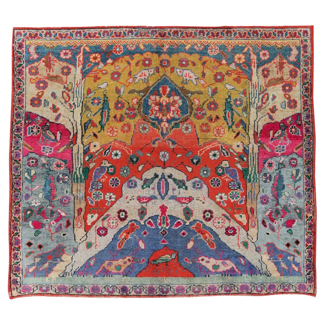 Tappeto da lancio quadrato persiano pittorico Tabriz, colorato e fatto a mano della metà del XX secolo