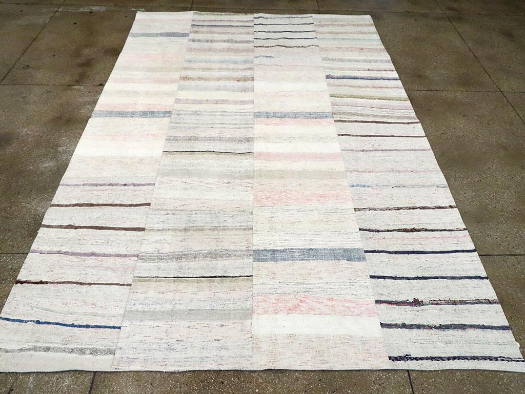 Colorful Mid-20th Century Handmade Turkish Flat-Weave Kilim Room Size Carpet In Excellent Condition For Sale In New York, NY
