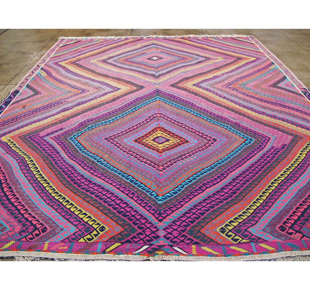 Colorida alfombra cuadrada Kilim turca de tejido plano de mediados del siglo XX hecha a mano Tejido a mano en venta