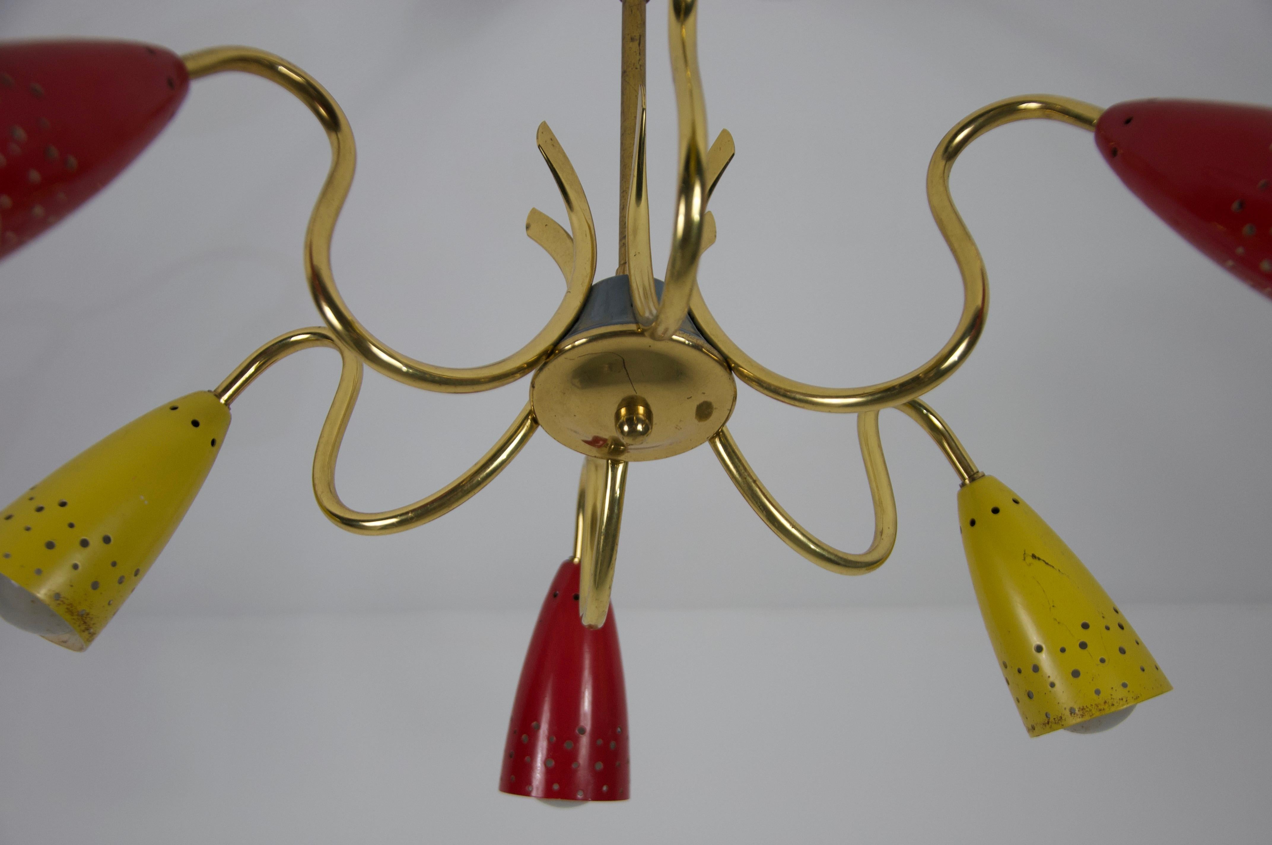 Lustre spoutnik à 6 branches en laiton, années 1950 Bon état - En vente à Hagenbach, DE