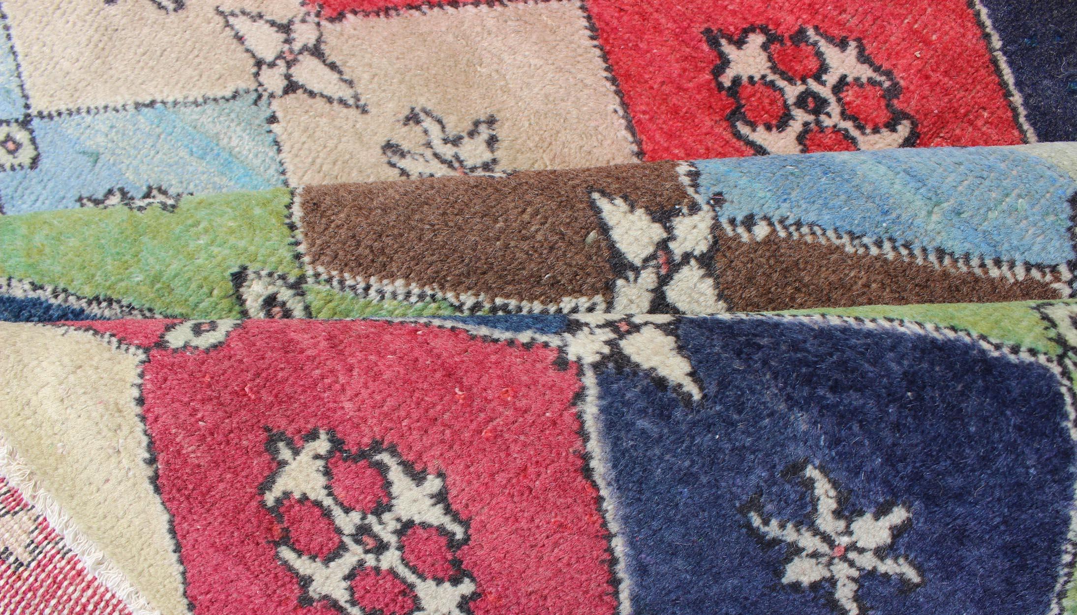 Colorful Mid-Century Modern Rug Turkish Modern Design  In Excellent Condition For Sale In Atlanta, GA
