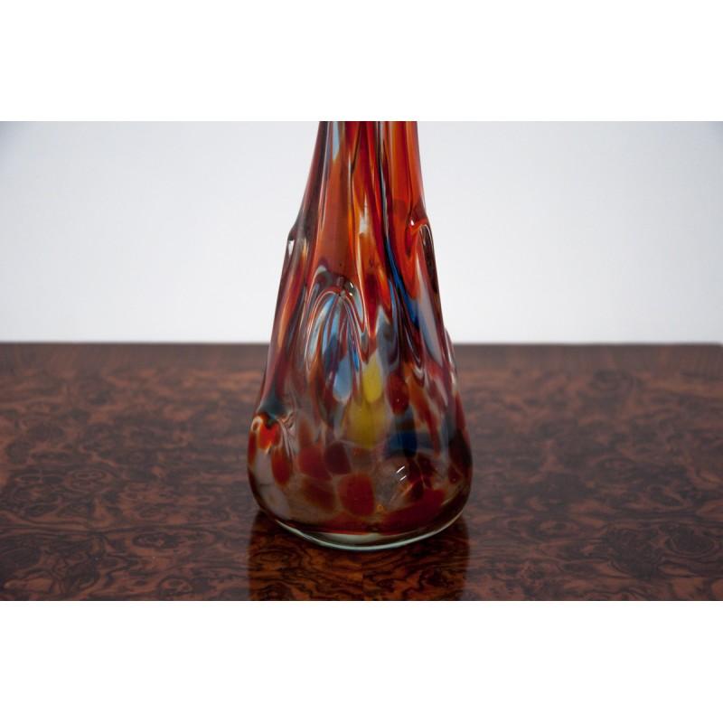 The design glass from the second half of the last century, which is very popular in Poland, is a variety of colors and forms. Products made of pressed glass, dyed in mass, are a perfect complement to any modern interior while fulfilling its