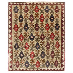 Tapis turc Tulu coloré du milieu du siècle dernier avec ensemble de motifs répétitifs sur champ de blé