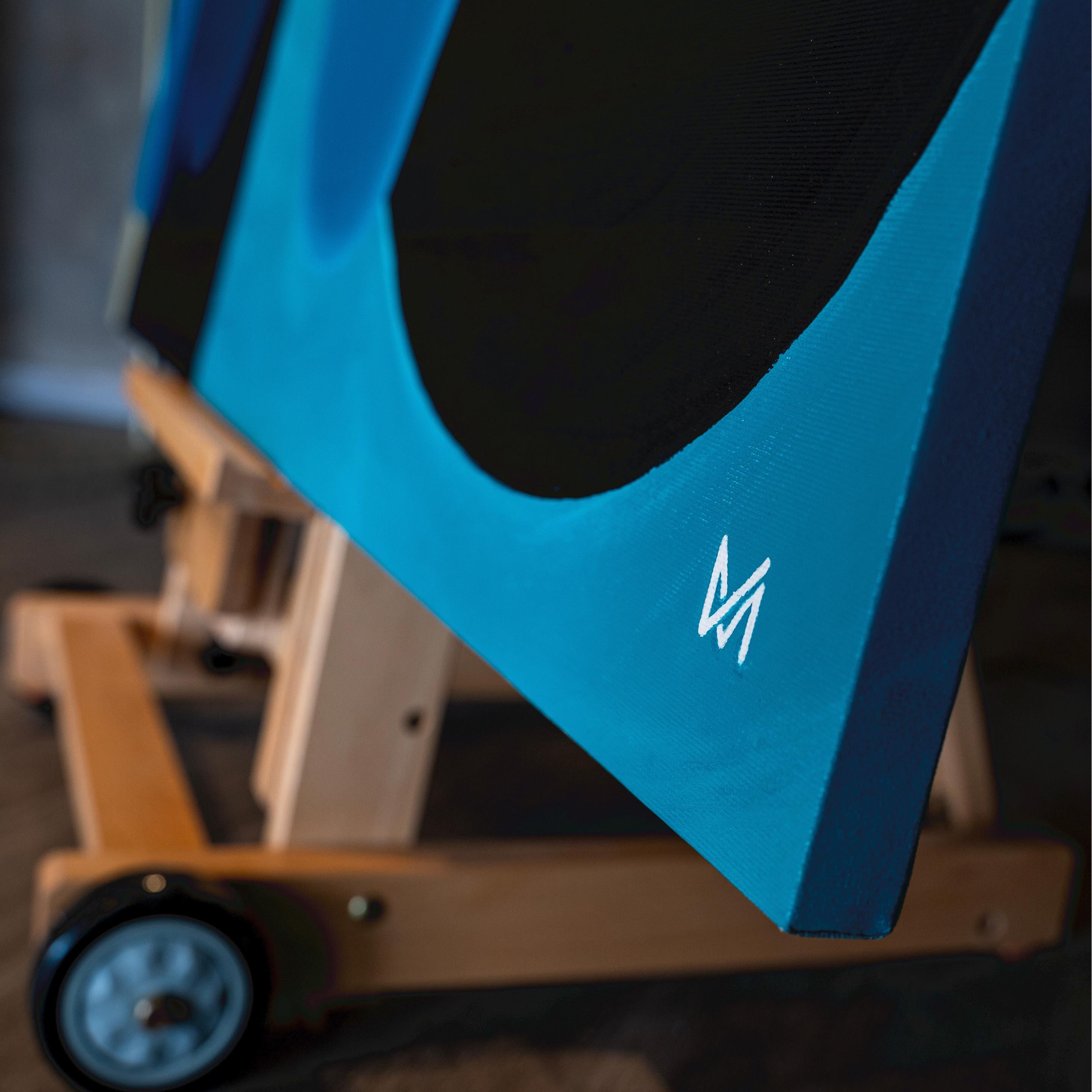 Buntes modernes abstraktes Originalgemälde Meta-Futurismus. Blau, Gold, Hellblau (Kaltmalerei) im Angebot