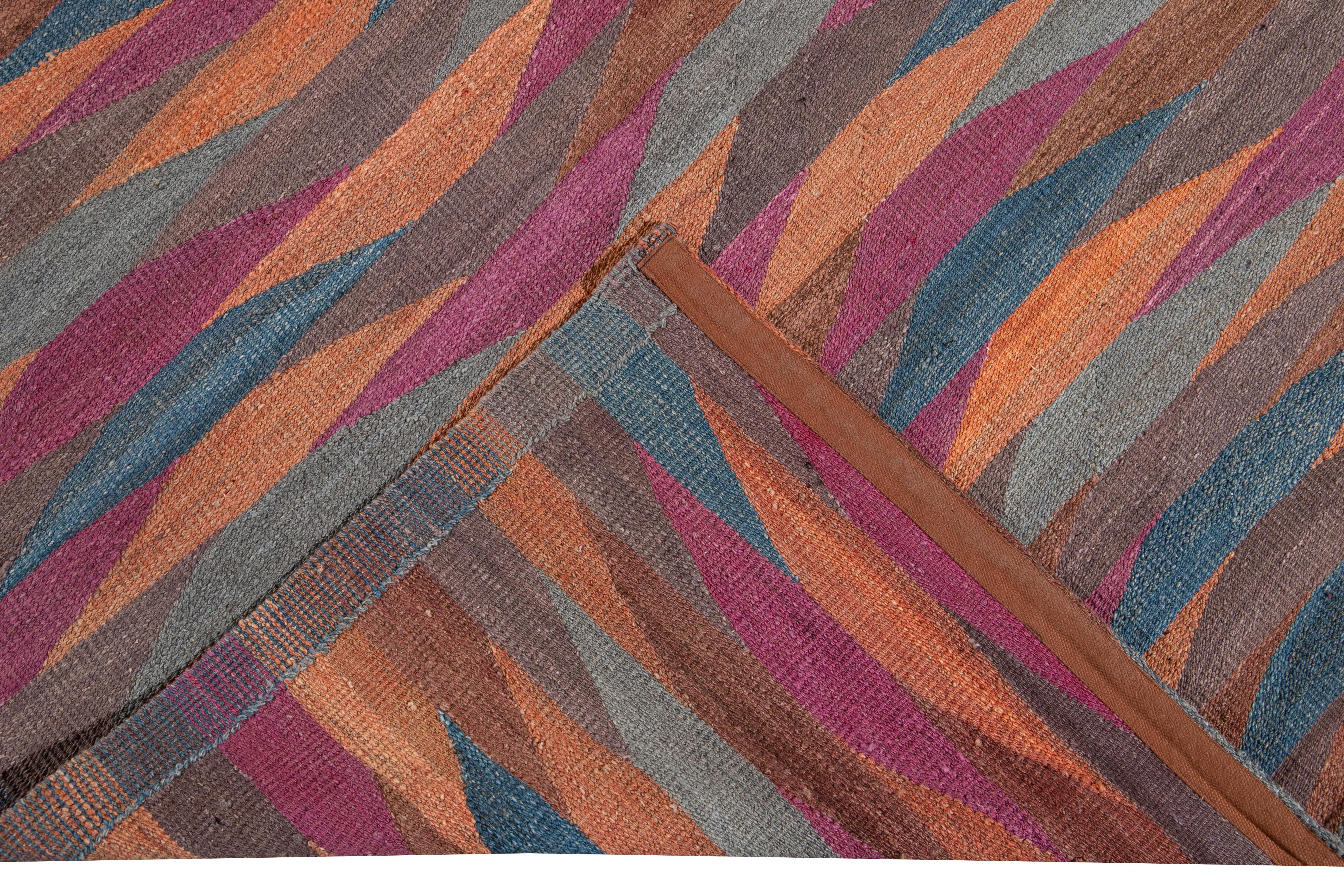 Schöner moderner flachgewebter Kilim-Teppich aus handgefertigter Wolle mit mehrfarbigem Feld. Dieser Kelimteppich hat ein wunderschönes abstraktes expressionistisches Muster.

Dieser Teppich misst: 10' x 13'9