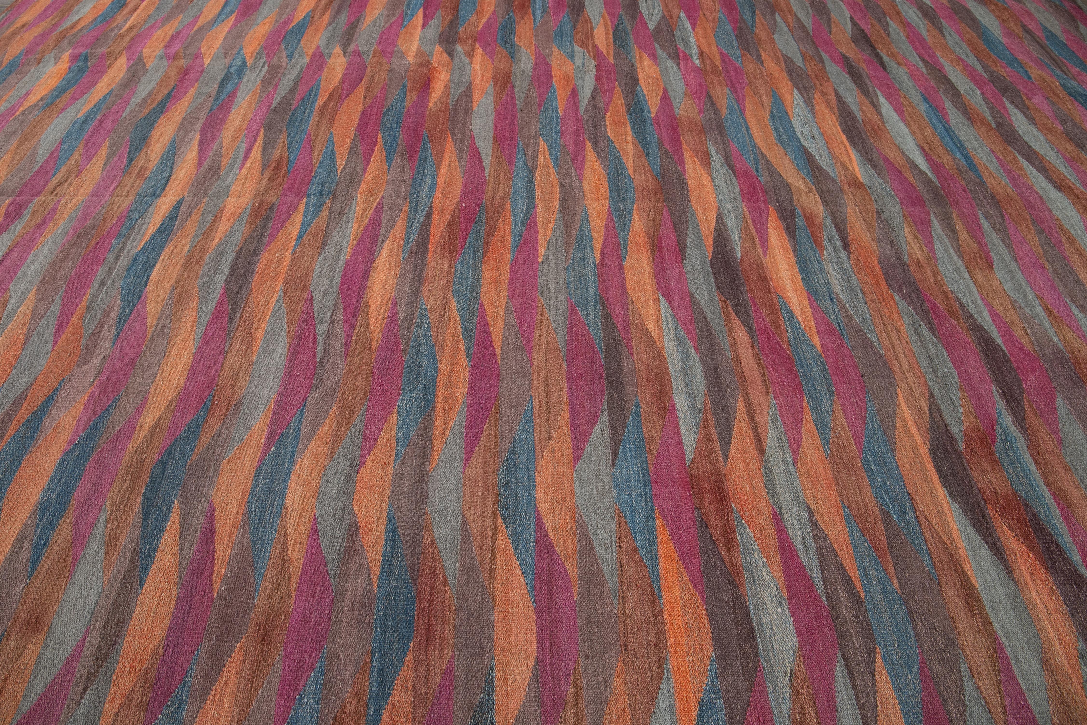 Bunter moderner Flachgewebe-Kelim-Teppich aus Wolle in Zimmergröße im Angebot 1