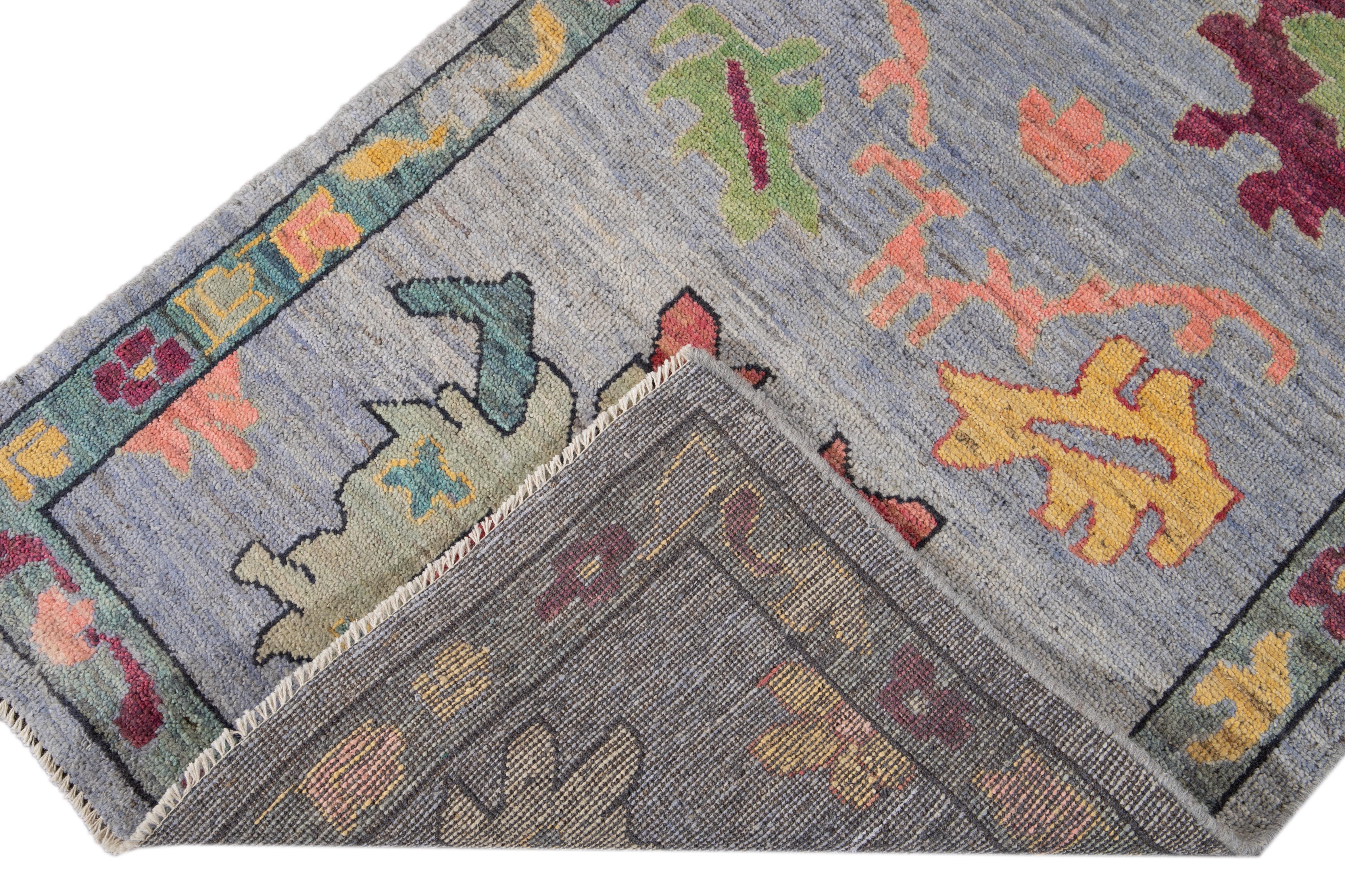 Bellissimo runner moderno in lana Oushak annodato a mano con campo lilla. Questo runner di Oushak ha una cornice blu e accenti multicolore su uno splendido disegno floreale.

Questo runner misura 3'1