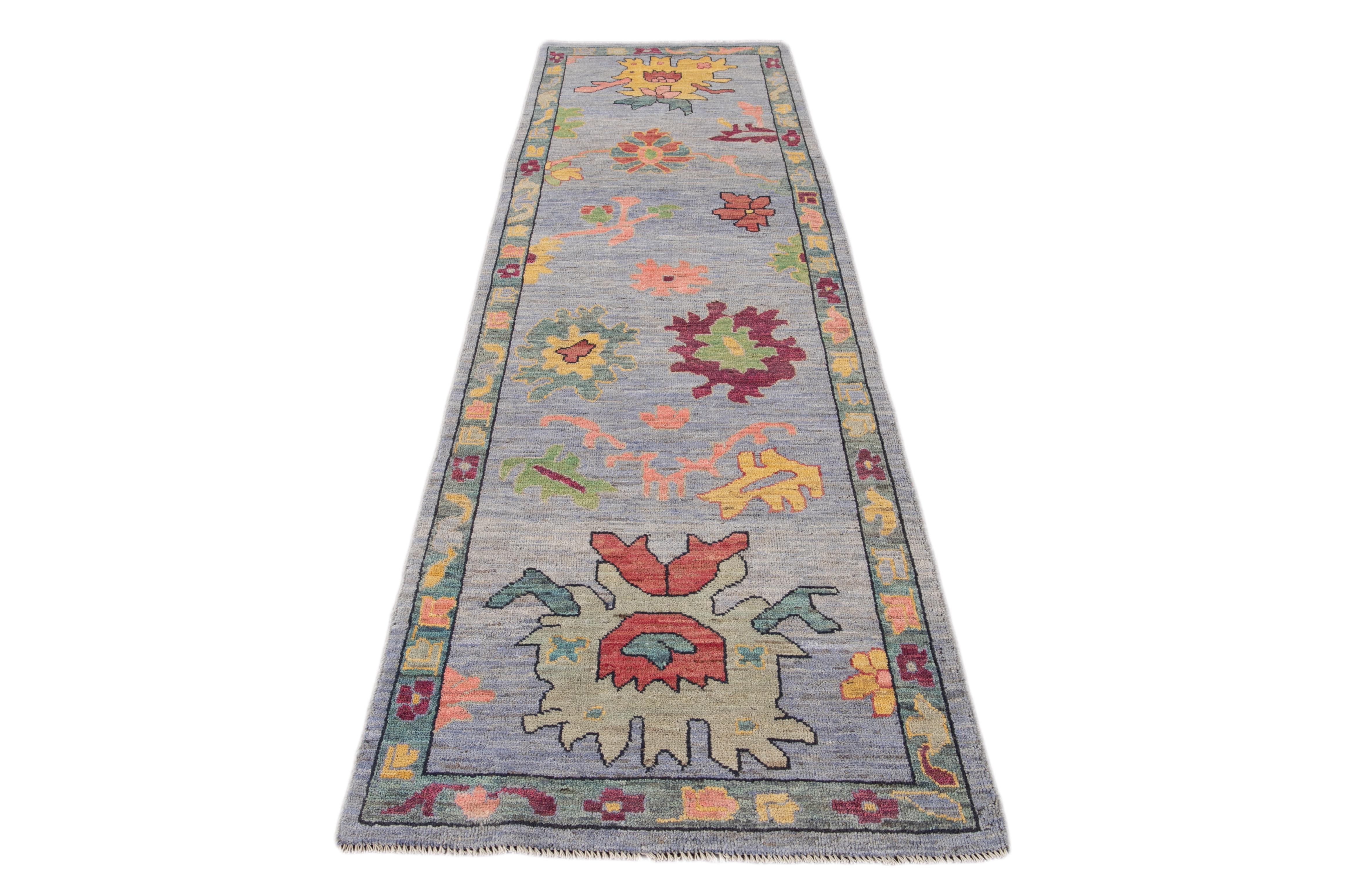 Afghano Runner in lana floreale fatto a mano in stile Oushak, colorato e moderno in vendita