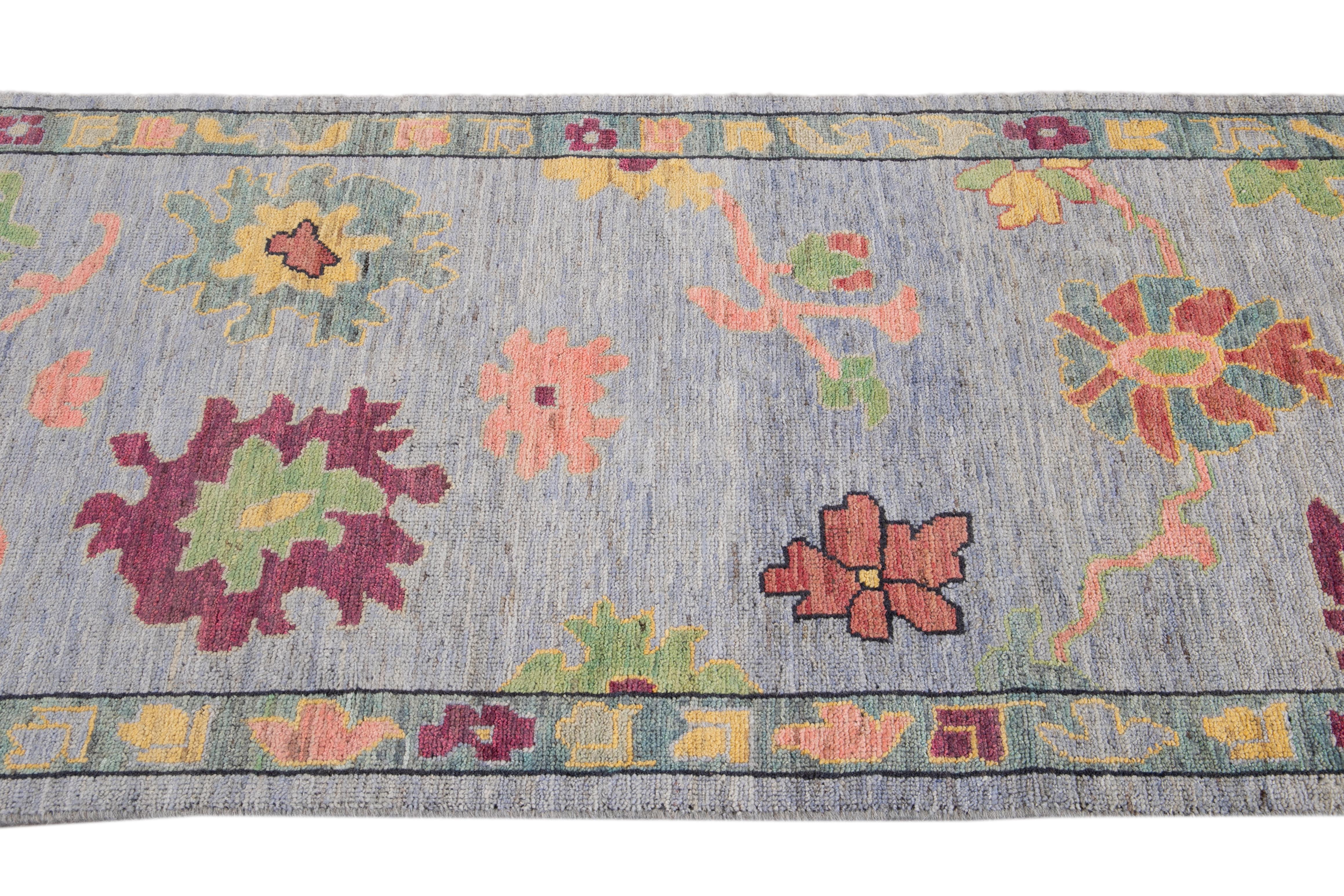 XXI secolo e contemporaneo Runner in lana floreale fatto a mano in stile Oushak, colorato e moderno in vendita