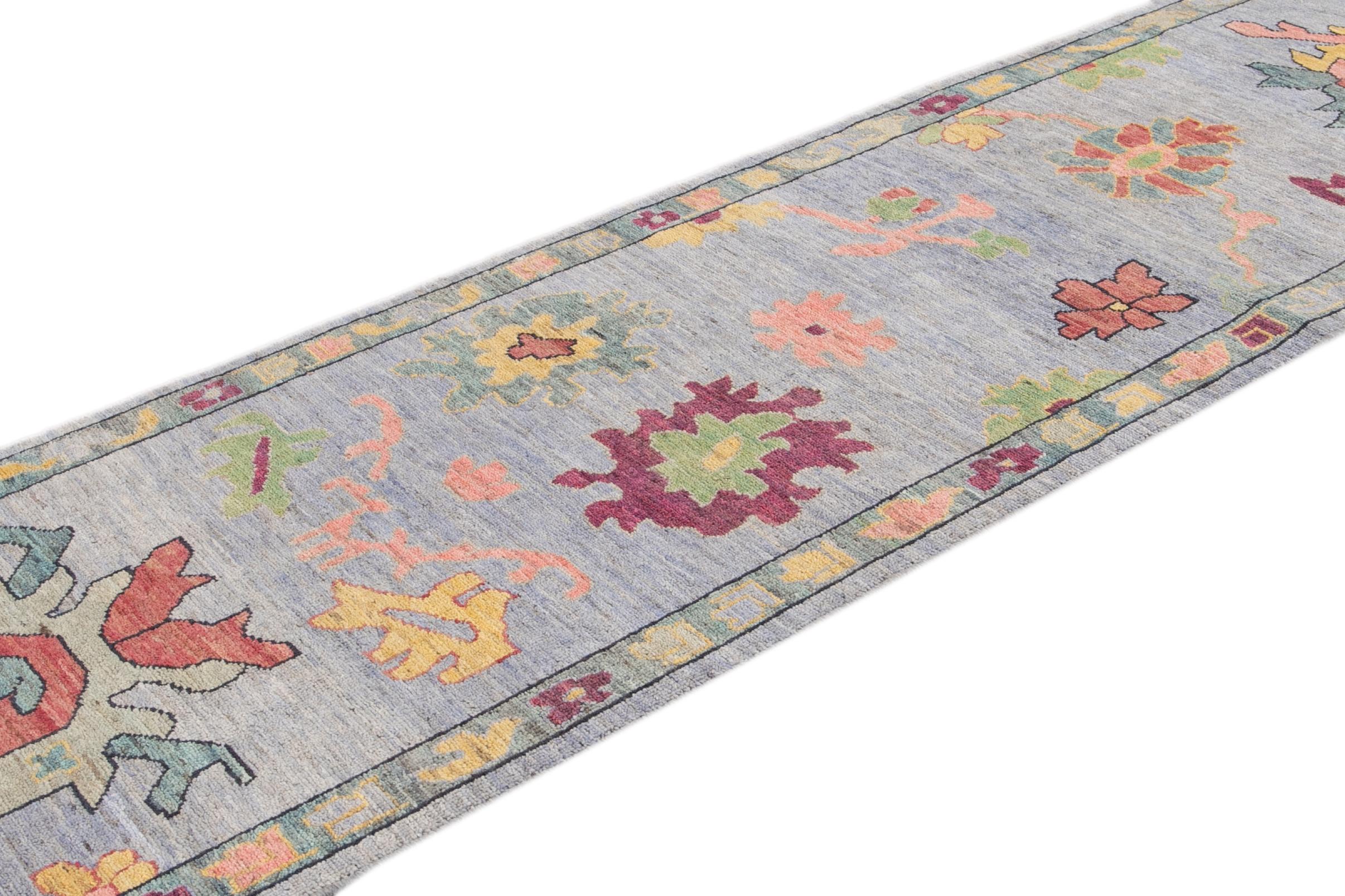 Lana Runner in lana floreale fatto a mano in stile Oushak, colorato e moderno in vendita