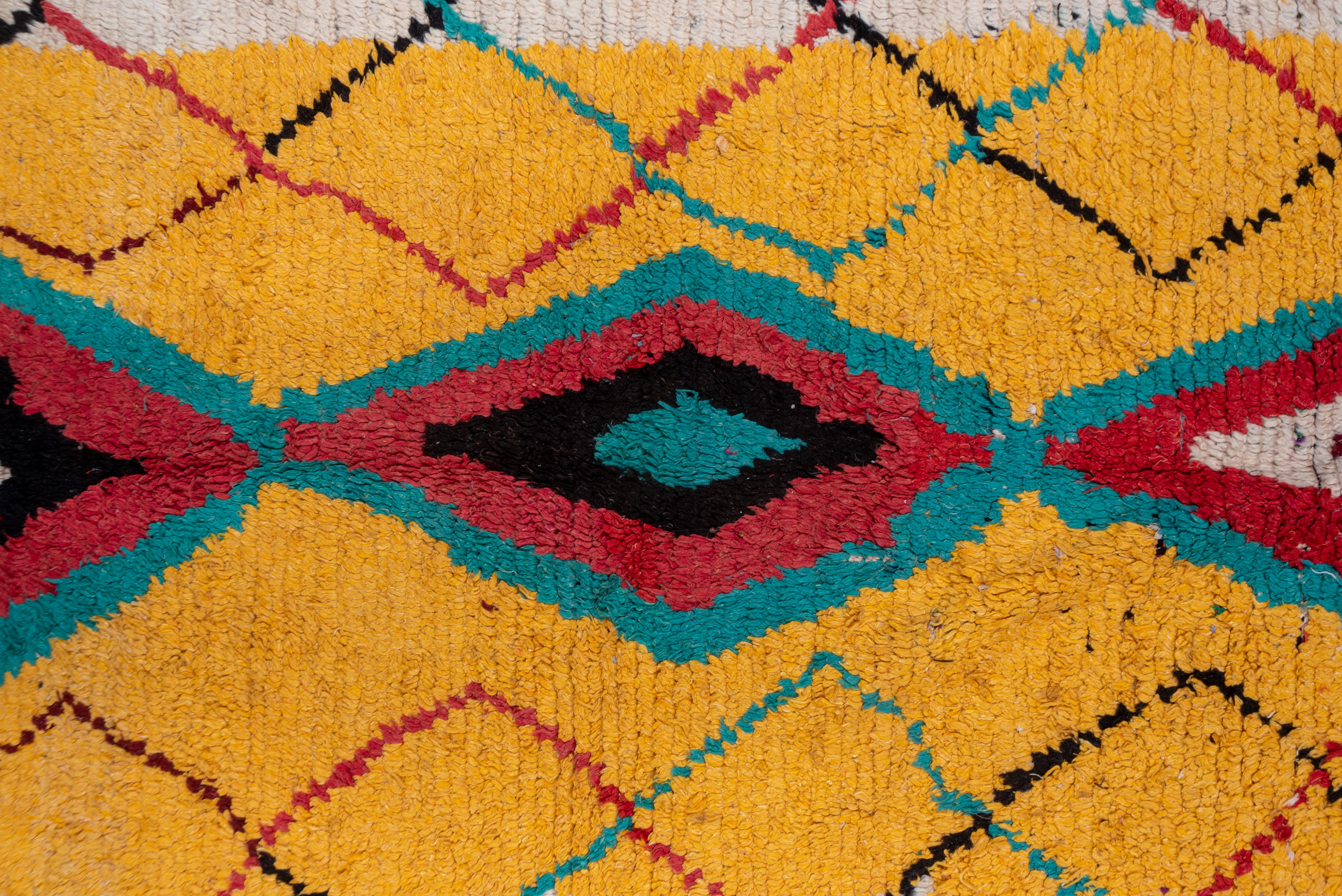 Bunter marokkanischer Azilal-Teppich:: gelbes Hauptfeld:: elfenbeinfarbene Bordüren (Marokkanisch)