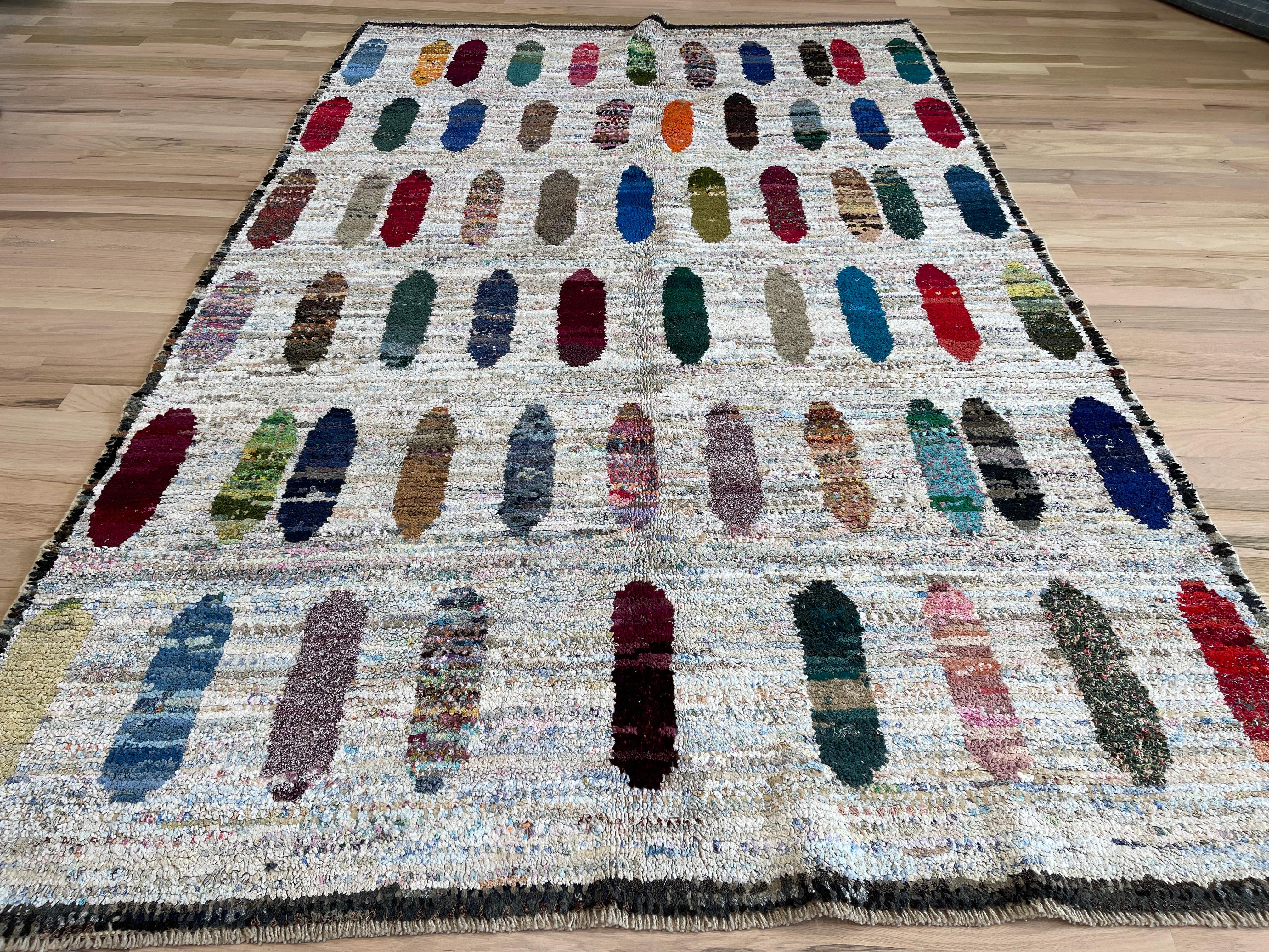 Dieser türkische Teppich zeigt ein farbenfrohes geometrisches Muster  so dass Sie Ihr Dekor wechseln können. Verleihen Sie jedem Raum einen Hauch von Stil und haben Sie gleichzeitig die Möglichkeit, die Dinge nach Lust und Laune zu verändern. Dieser