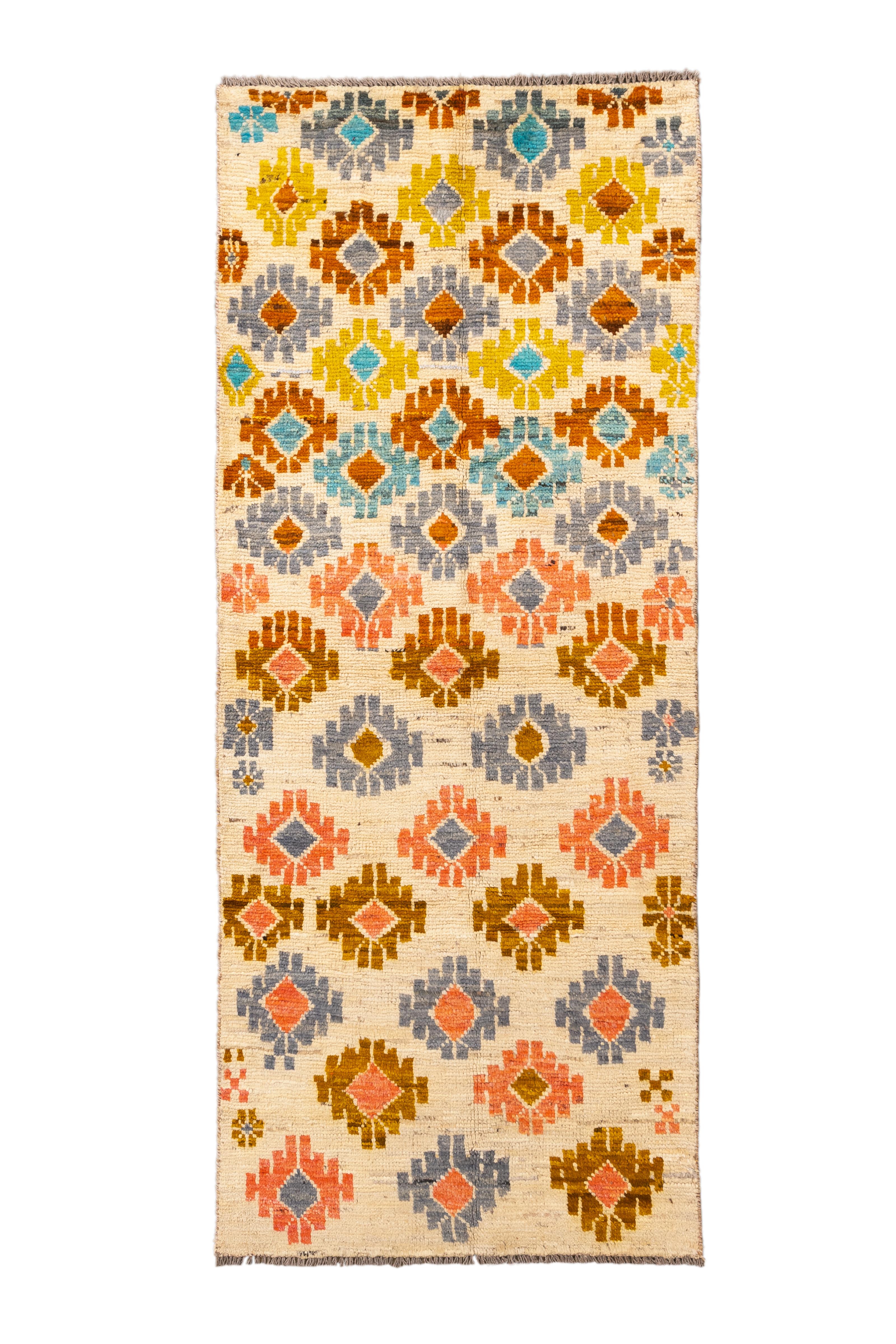  Questo runner marocchino, pieno di energia e fascino artigianale, presenta una serie di motivi tribali a diamante in una disposizione ritmica e simmetrica. La tavolozza è composta da senape, arancio terracotta, oliva, grigio chiaro e turchese