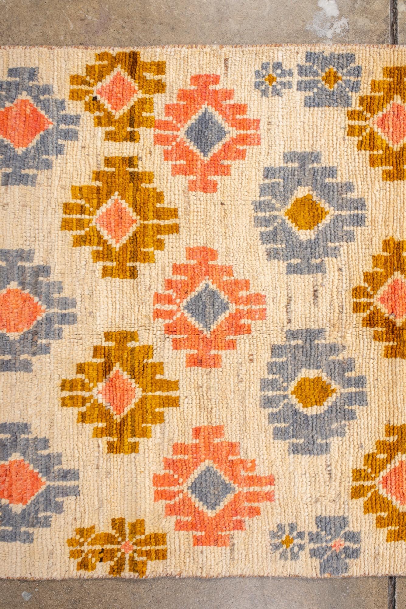 XXI secolo e contemporaneo Runner marocchino colorato a trama piatta con motivi geometrici tribali in vendita