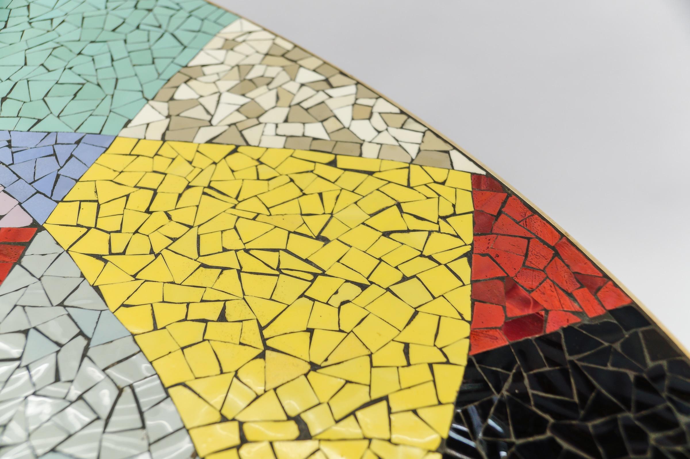 Bunter Couchtisch aus Mosaik und Messing, 1950er Jahre Italien im Angebot 4