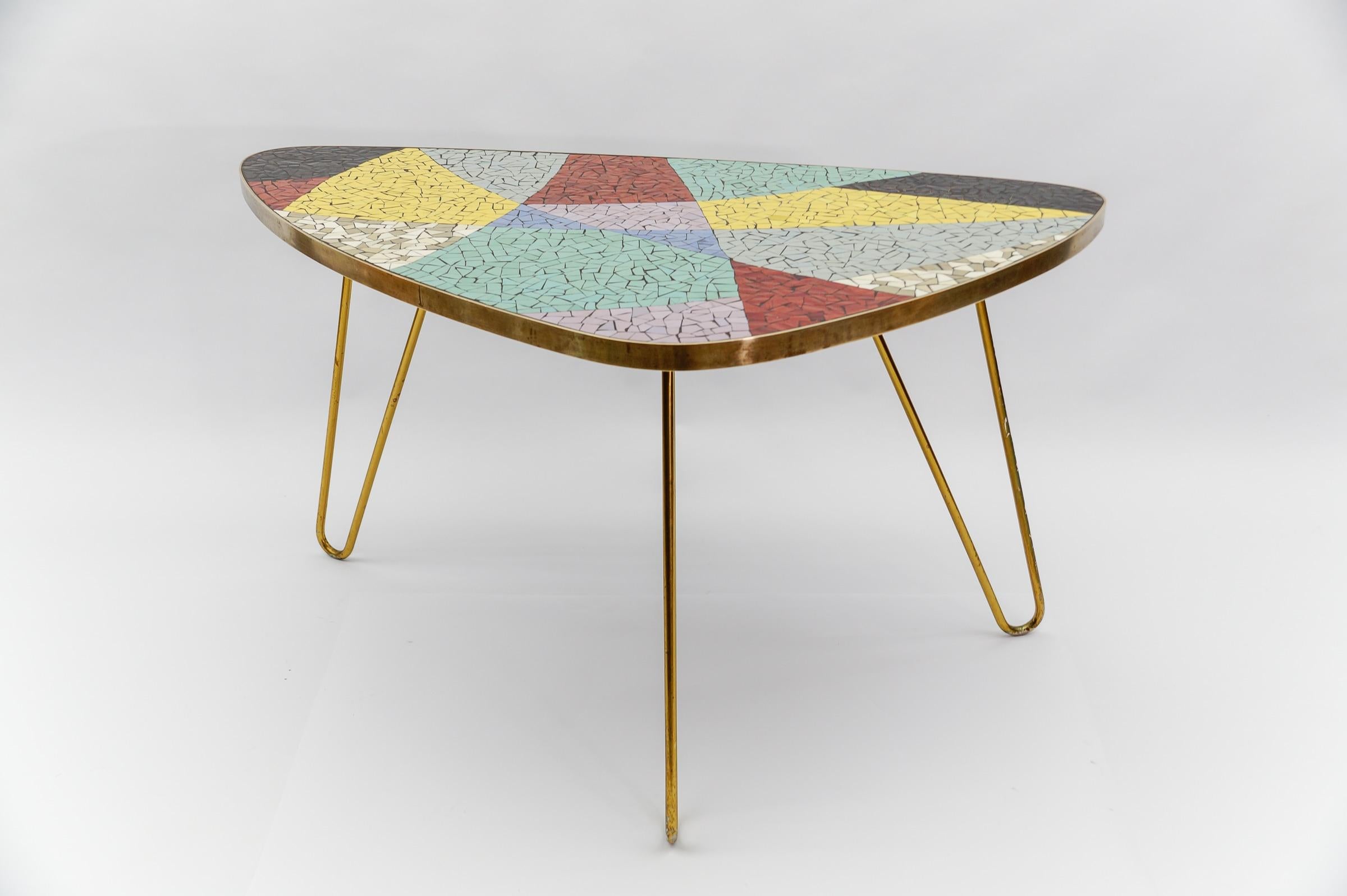 Table basse en mosaïque colorée et laiton, 1950 Italie en vente 12