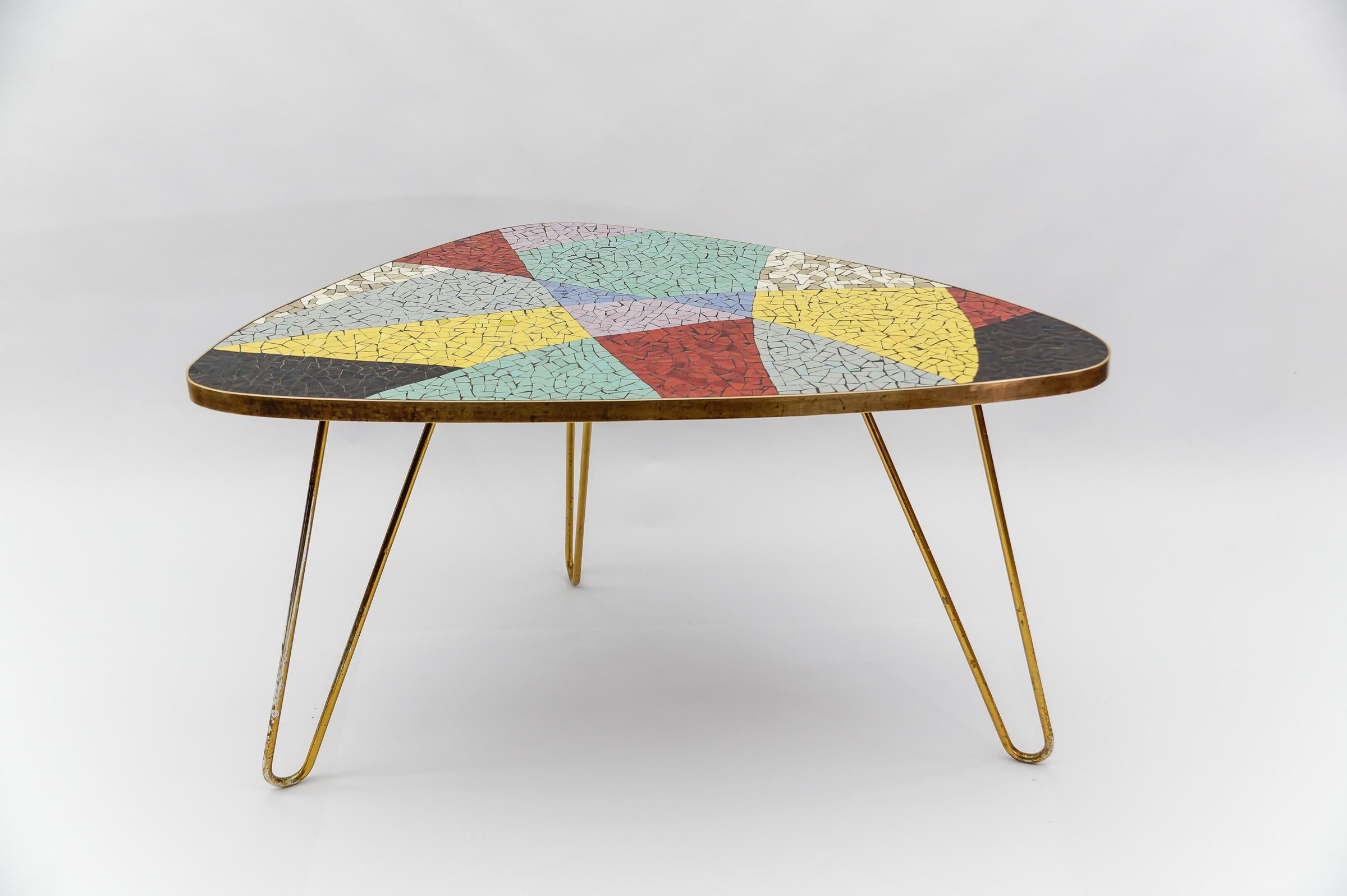 Merveilleuse combinaison de couleurs. Rarement vu une table aussi harmonieuse. Les couleurs sont très riches. 

La table est lourde et robuste. 

Les pieds en métal sont peints en or, bien qu'une partie de la peinture se soit détachée d'un des