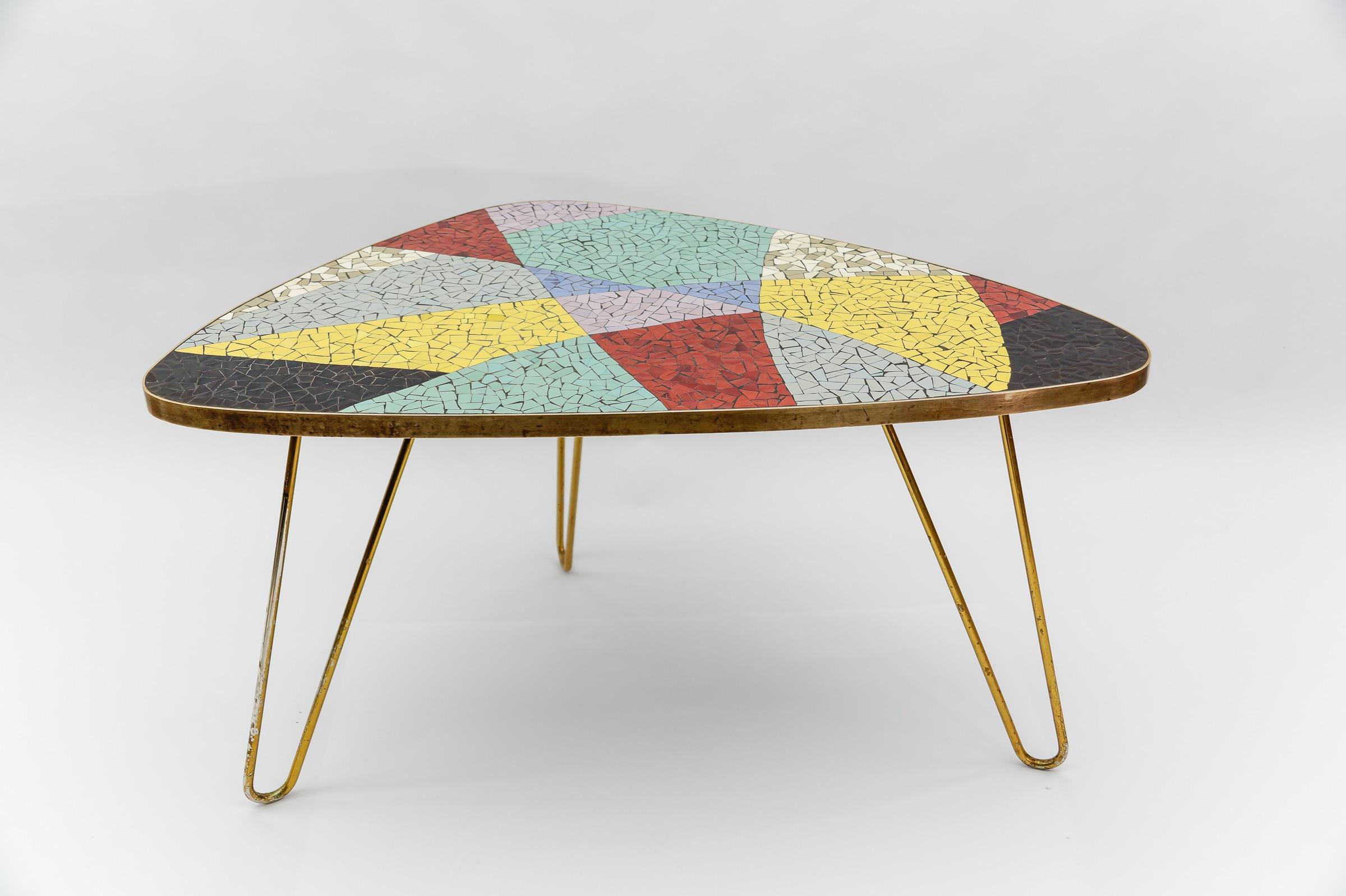 Mid-Century Modern Table basse en mosaïque colorée et laiton, 1950 Italie en vente