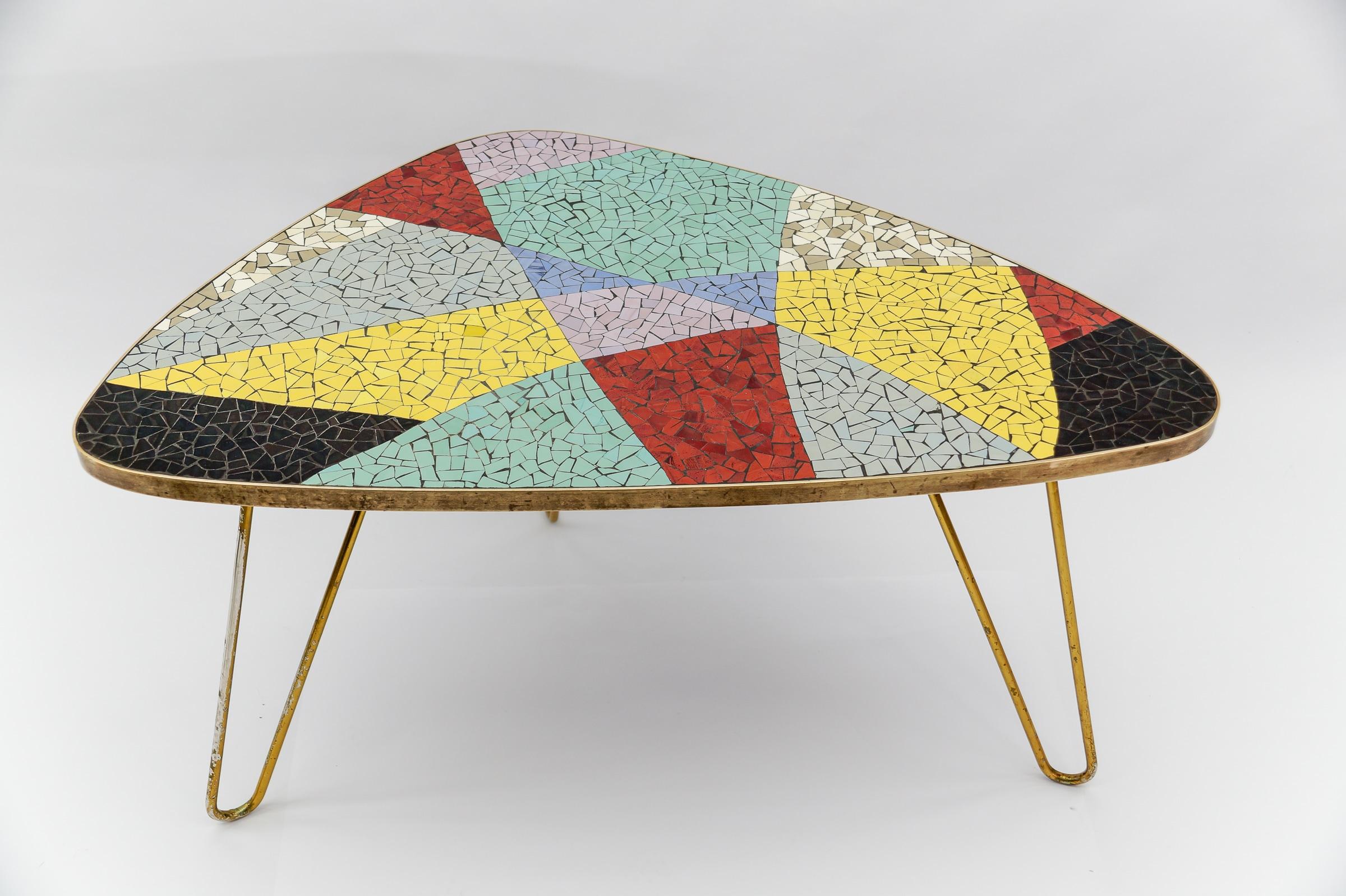 Allemand Table basse en mosaïque colorée et laiton, 1950 Italie en vente