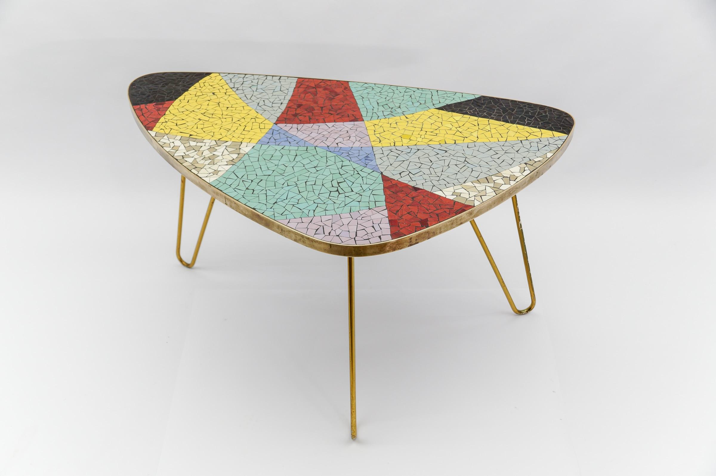 Milieu du XXe siècle Table basse en mosaïque colorée et laiton, 1950 Italie en vente