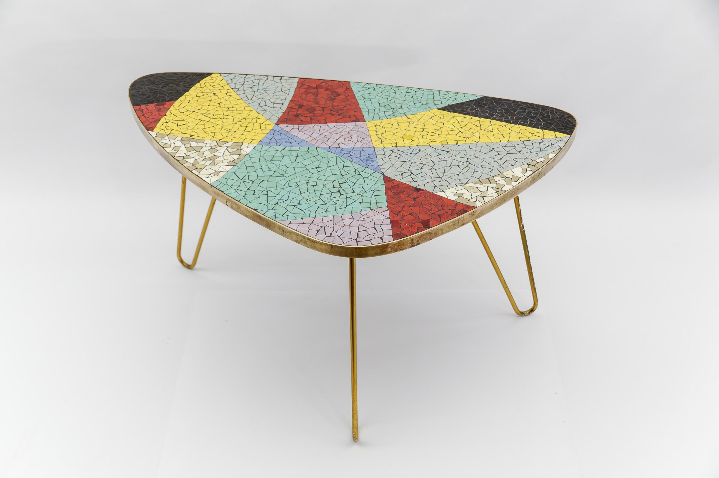 Bunter Couchtisch aus Mosaik und Messing, 1950er Jahre Italien im Zustand „Gut“ im Angebot in Nürnberg, Bayern