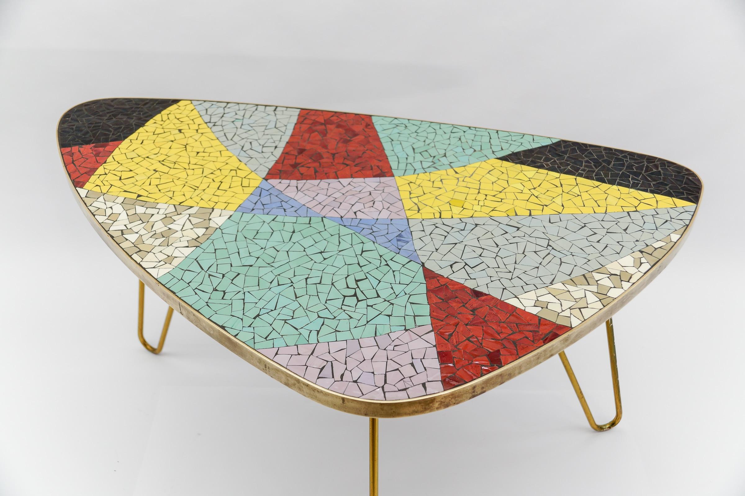 Laiton Table basse en mosaïque colorée et laiton, 1950 Italie en vente