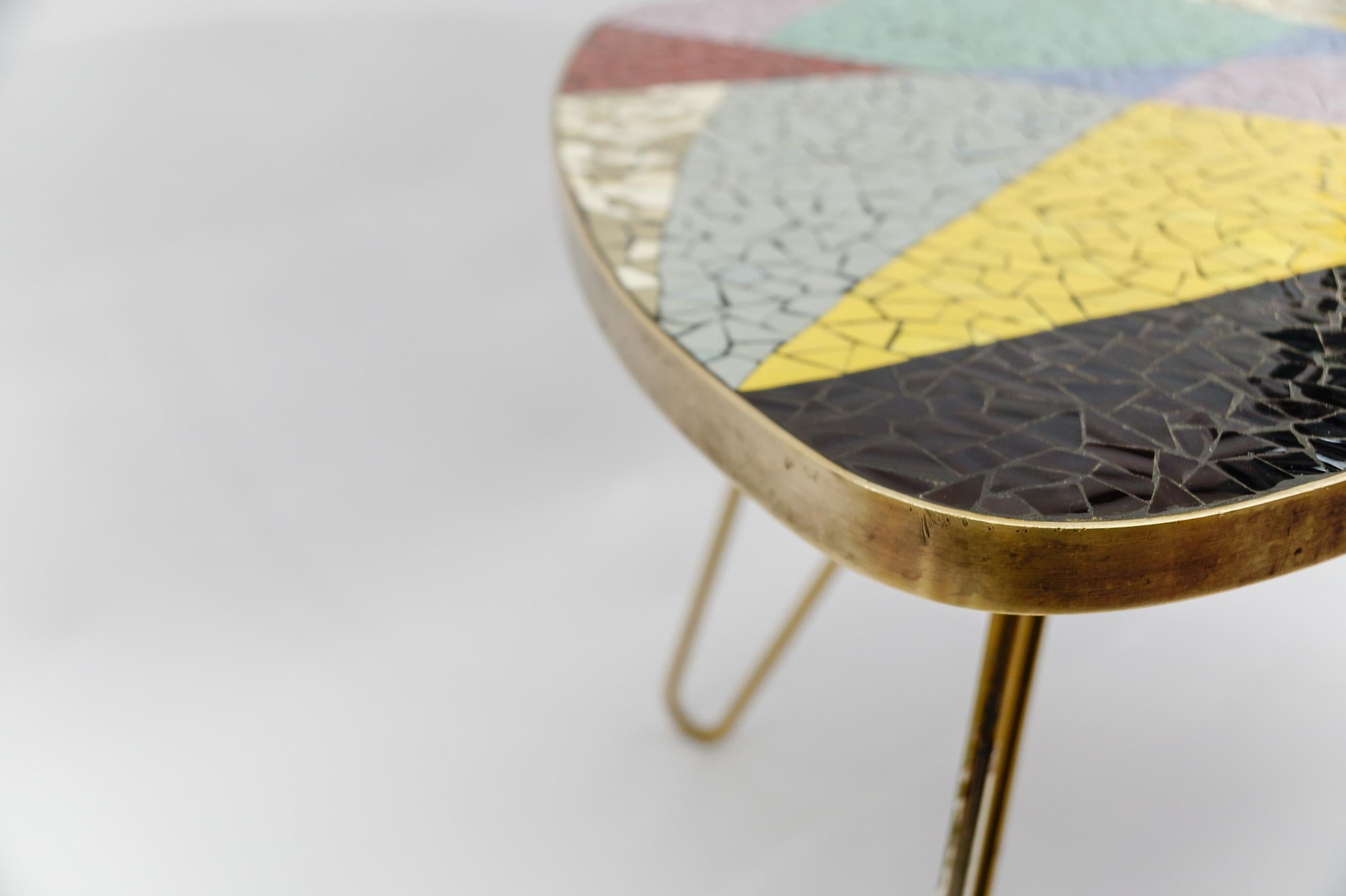 Table basse en mosaïque colorée et laiton, 1950 Italie en vente 2