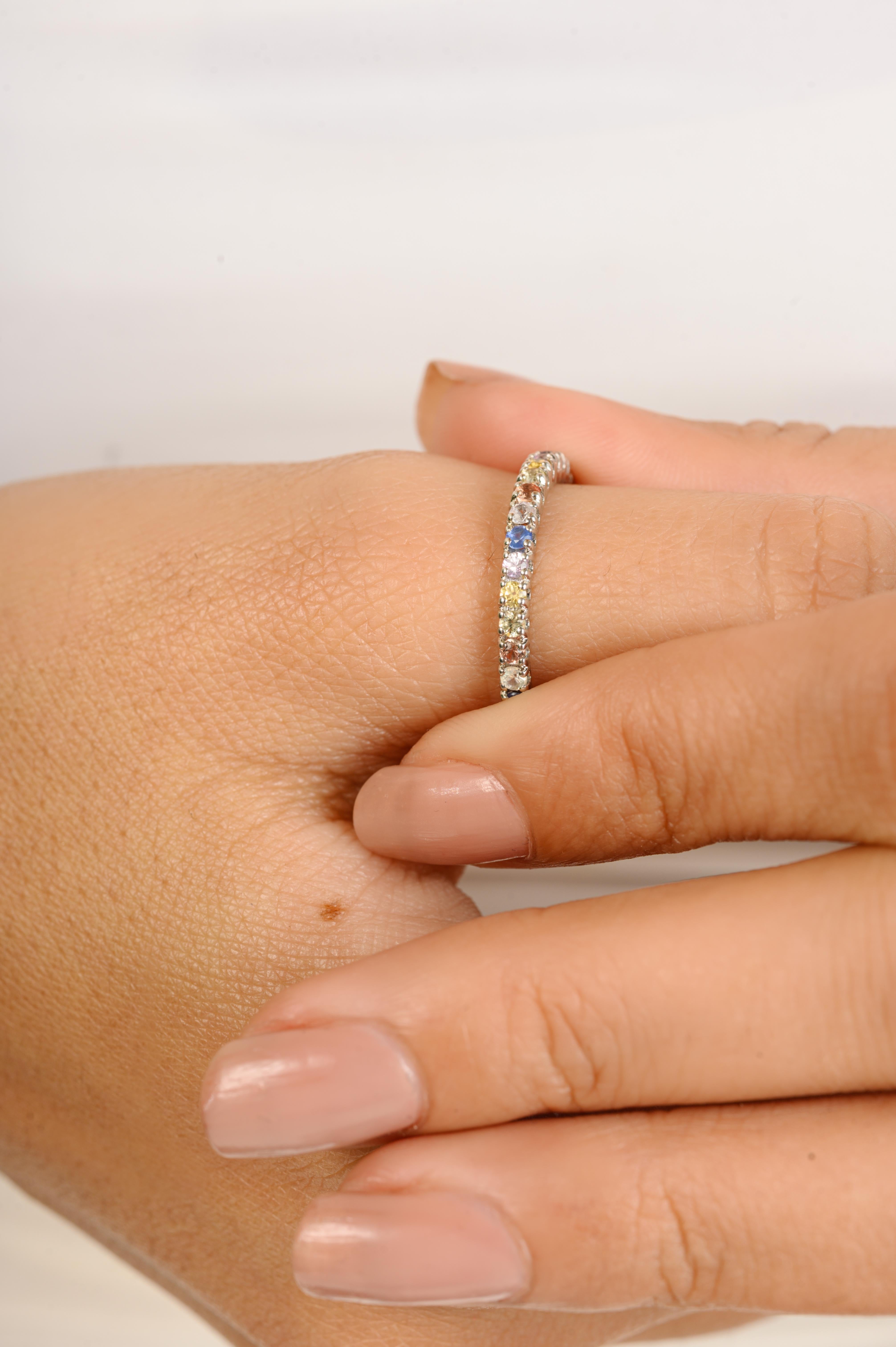 En vente :  Anneau d'éternité en or blanc massif 14K avec plusieurs pierres colorées 4