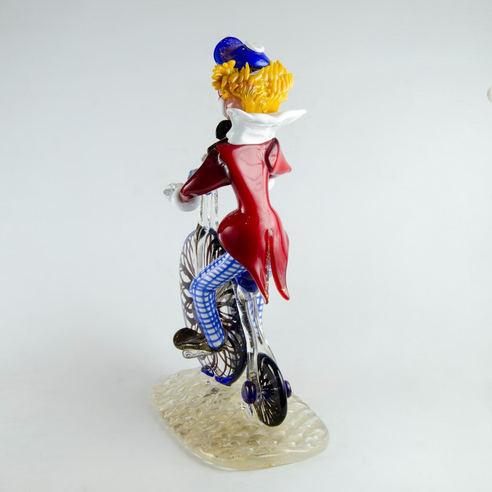 italien Clown coloré en verre d'art de Murano sur bicyclette des années 1960 en vente