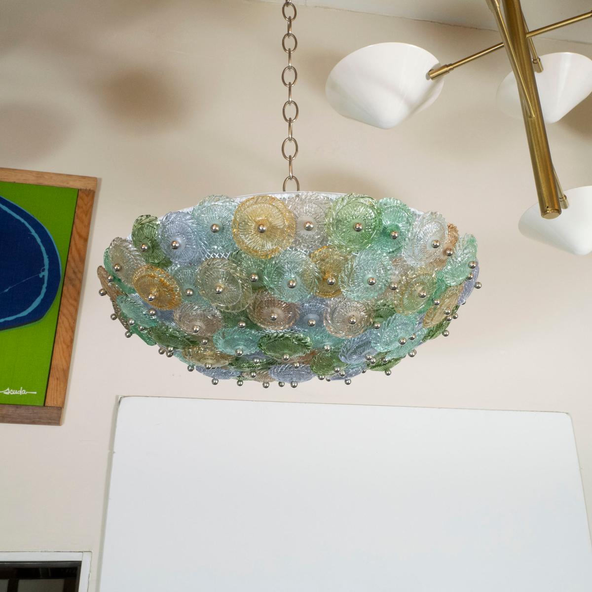 Bündige Deckenhalterung aus Murano-Glasscheiben in verschiedenen Farben.