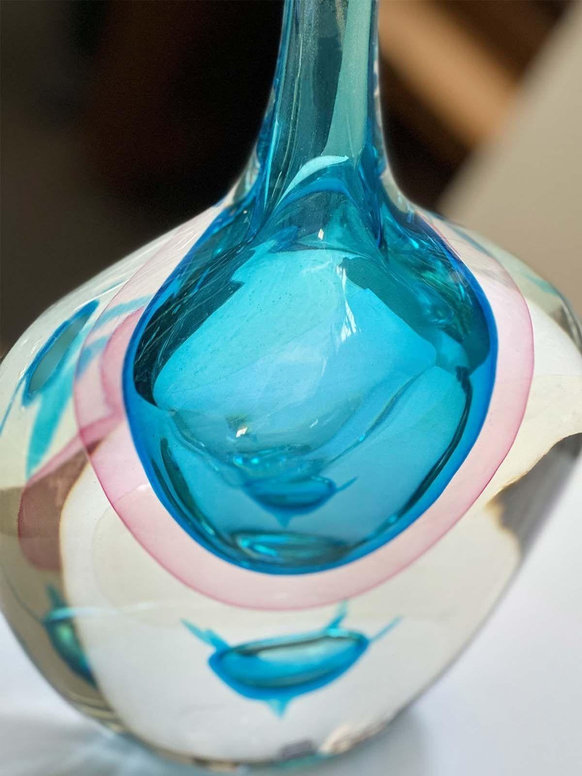 Vase vintage en verre coloré de Murano créé en Italie dans les années 1970 par Fabio Tosi pour Gino Cenedese. La technique Sommerso donne vie à une fusion harmonieuse de teintes claires, bleues profondes et roses douces, enchâssées dans des couches