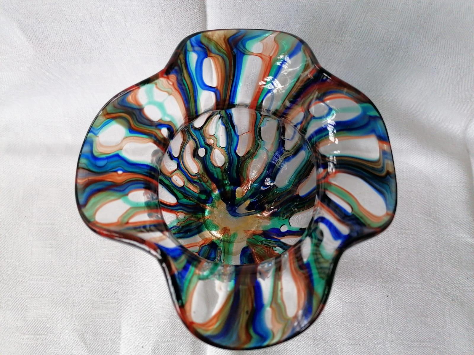Vase coloré de Murano, soufflé à la main, datant des années 1960.