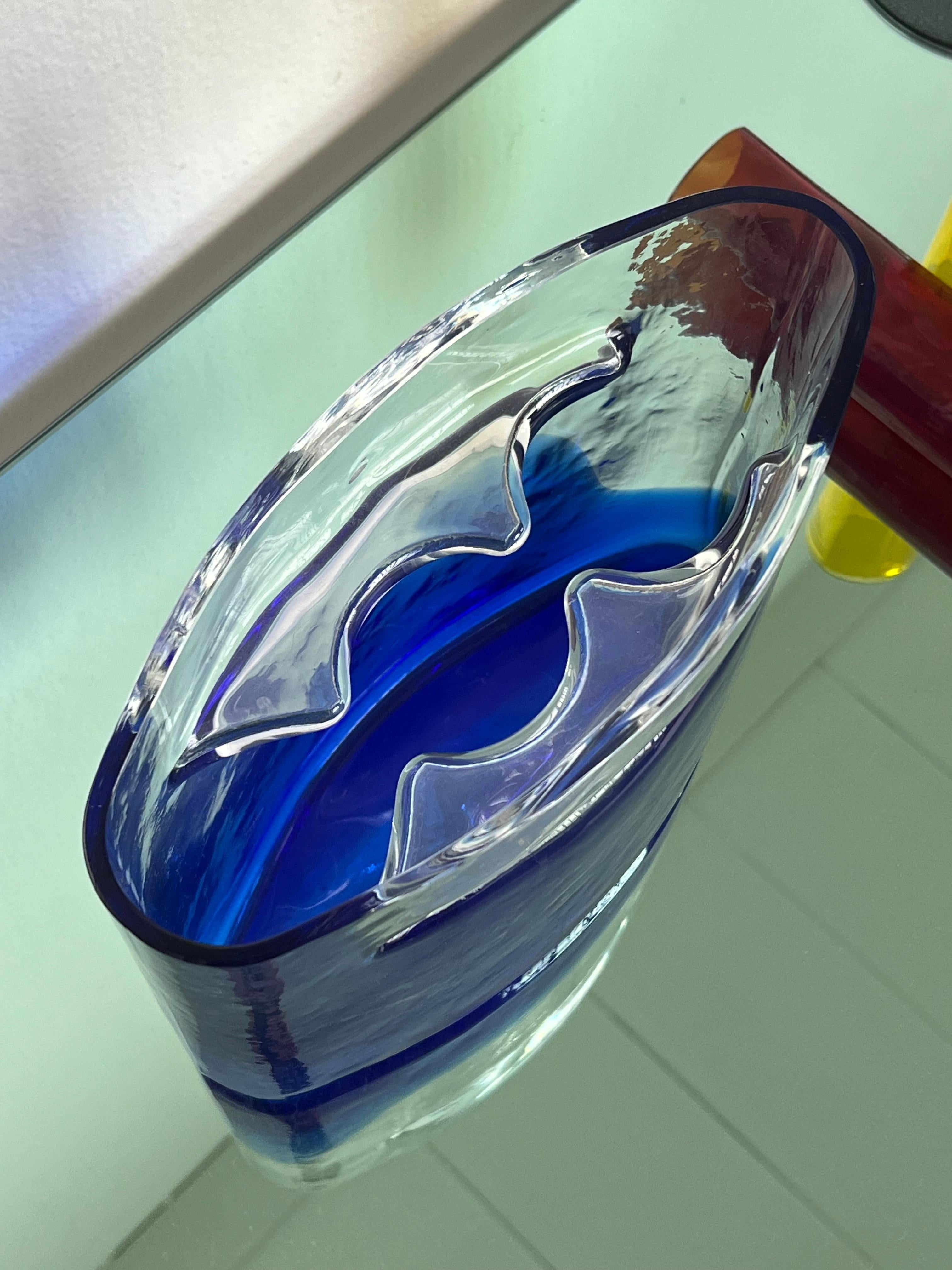 italien Vase sculptural de Murano par Alfredo Barbini, rouge, jaune, bleu en vente