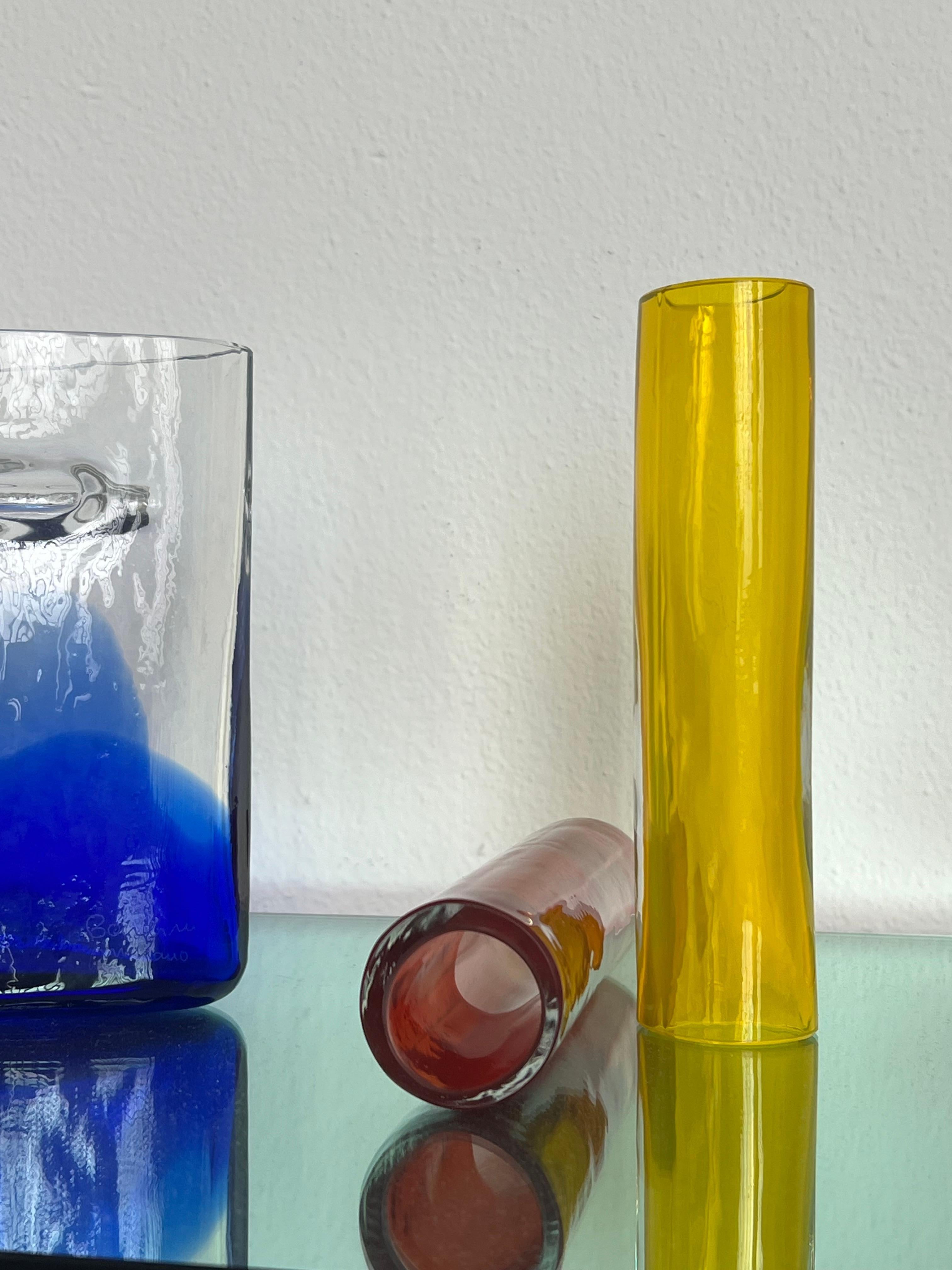 Vase sculptural de Murano par Alfredo Barbini, rouge, jaune, bleu Bon état - En vente à Milano, IT