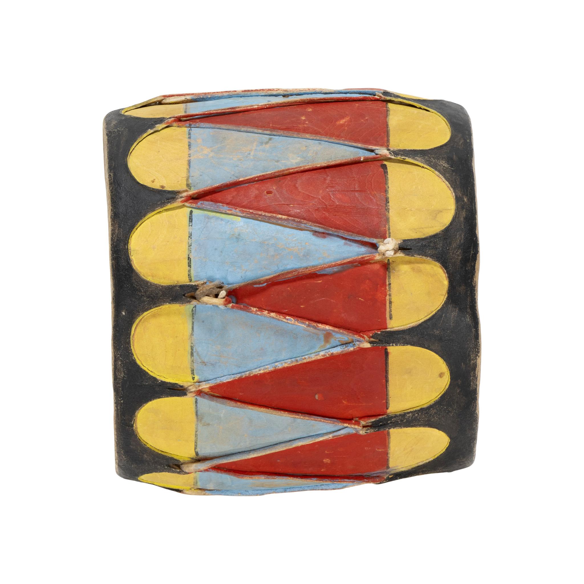 Sette tamburi Pueblo graduati in colori vivaci. Provenienza: Collezione Salveson Ohio acquisita nell'arco di 25 anni. Con i colori vivaci di rosso, giallo, blu, rosa, verde e arancione. La patina è perfetta per mostrare l'età, ma i colori sono