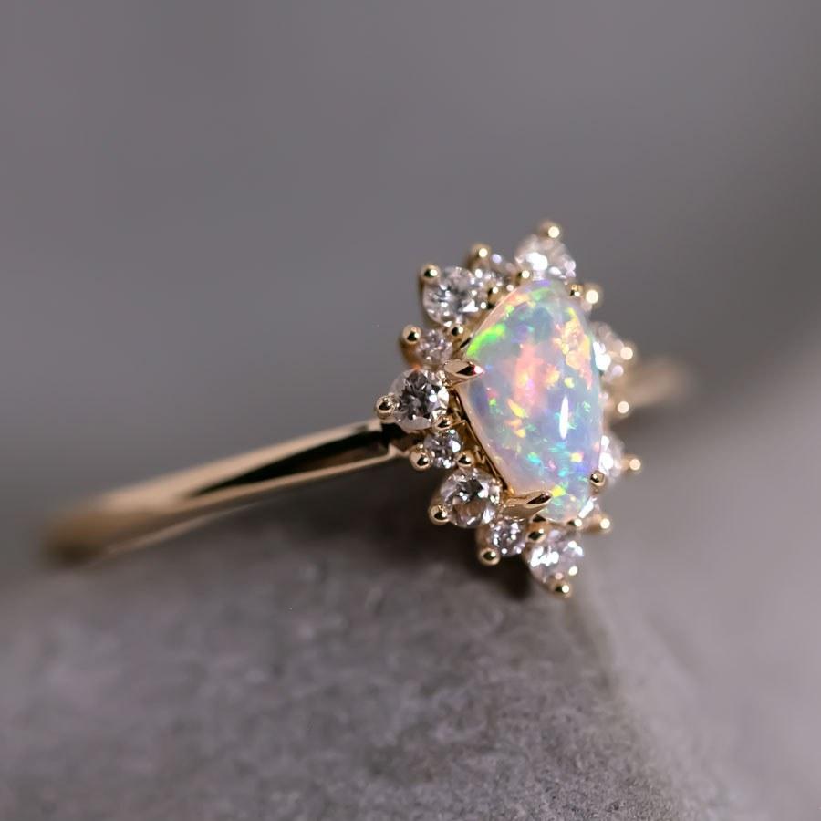 Arts and Crafts Anello di fidanzamento con diamante aureolato con conchiglia fossile colorata in oro 18 carati in vendita