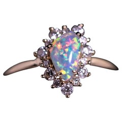 Bague de fiançailles en or 18 carats Opale colorée Coquillage fossile Halo diamant