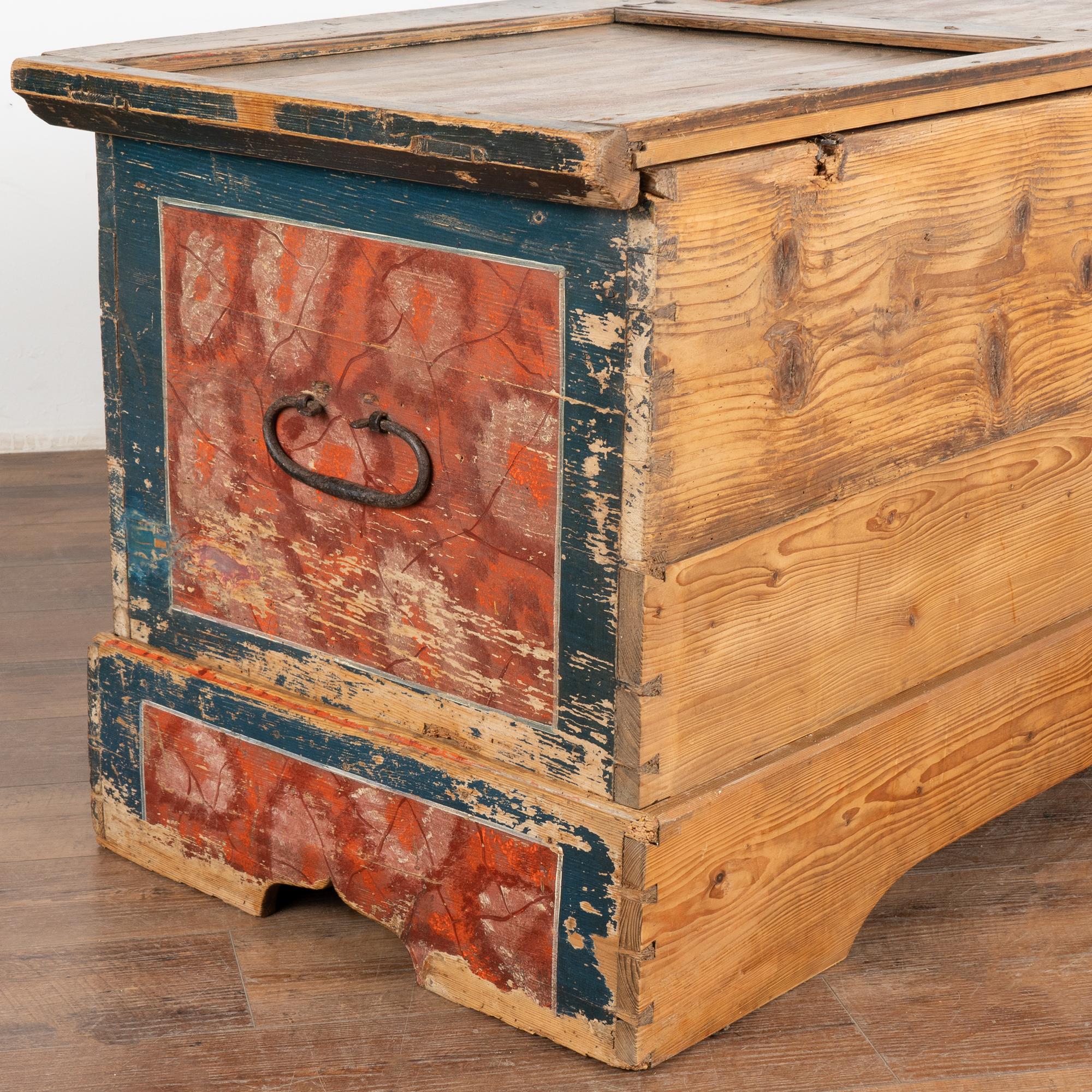 Bunte bemalte Besteck-Truhe mit flacher Platte, datiert 1803, Ungarn 4