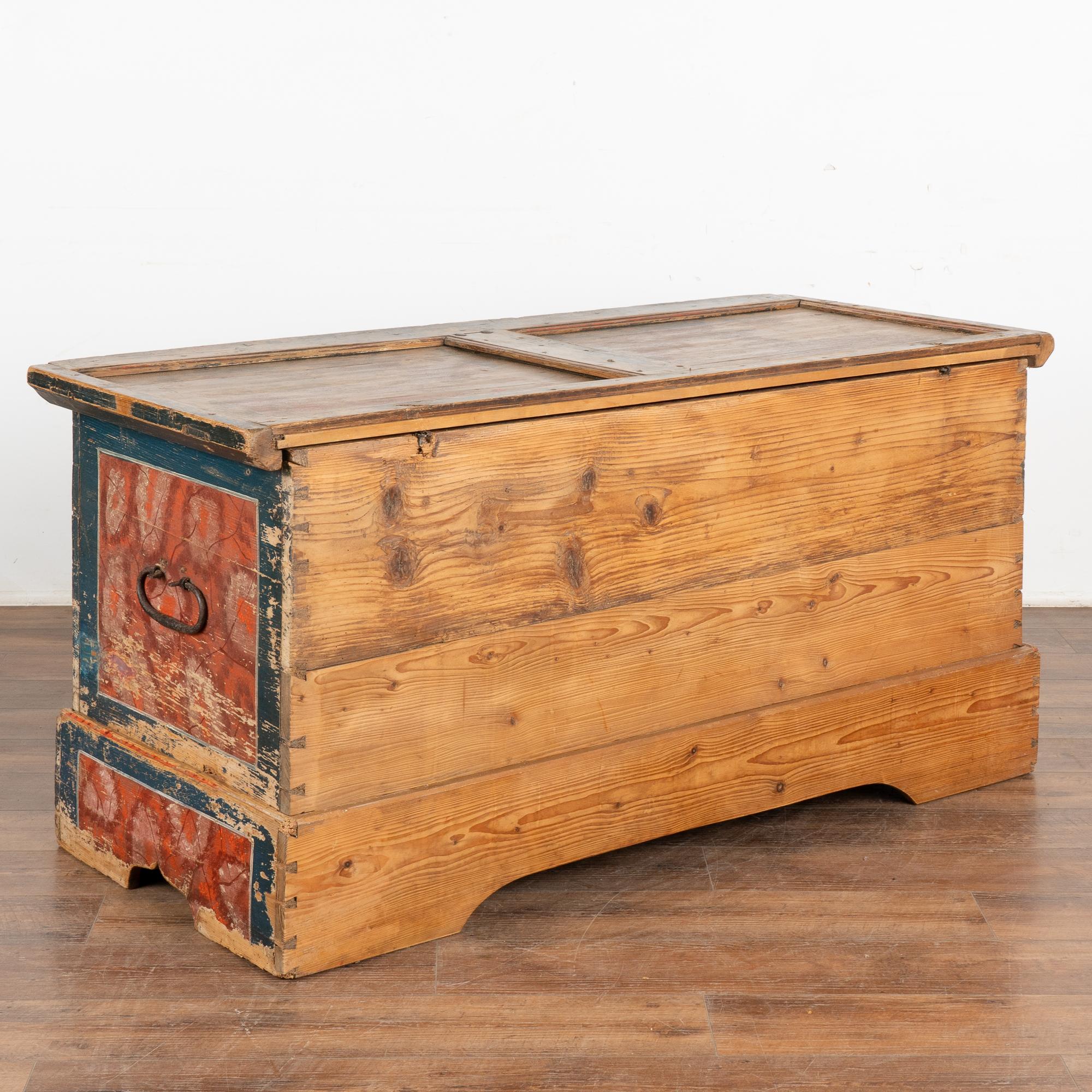 Bunte bemalte Besteck-Truhe mit flacher Platte, datiert 1803, Ungarn 5