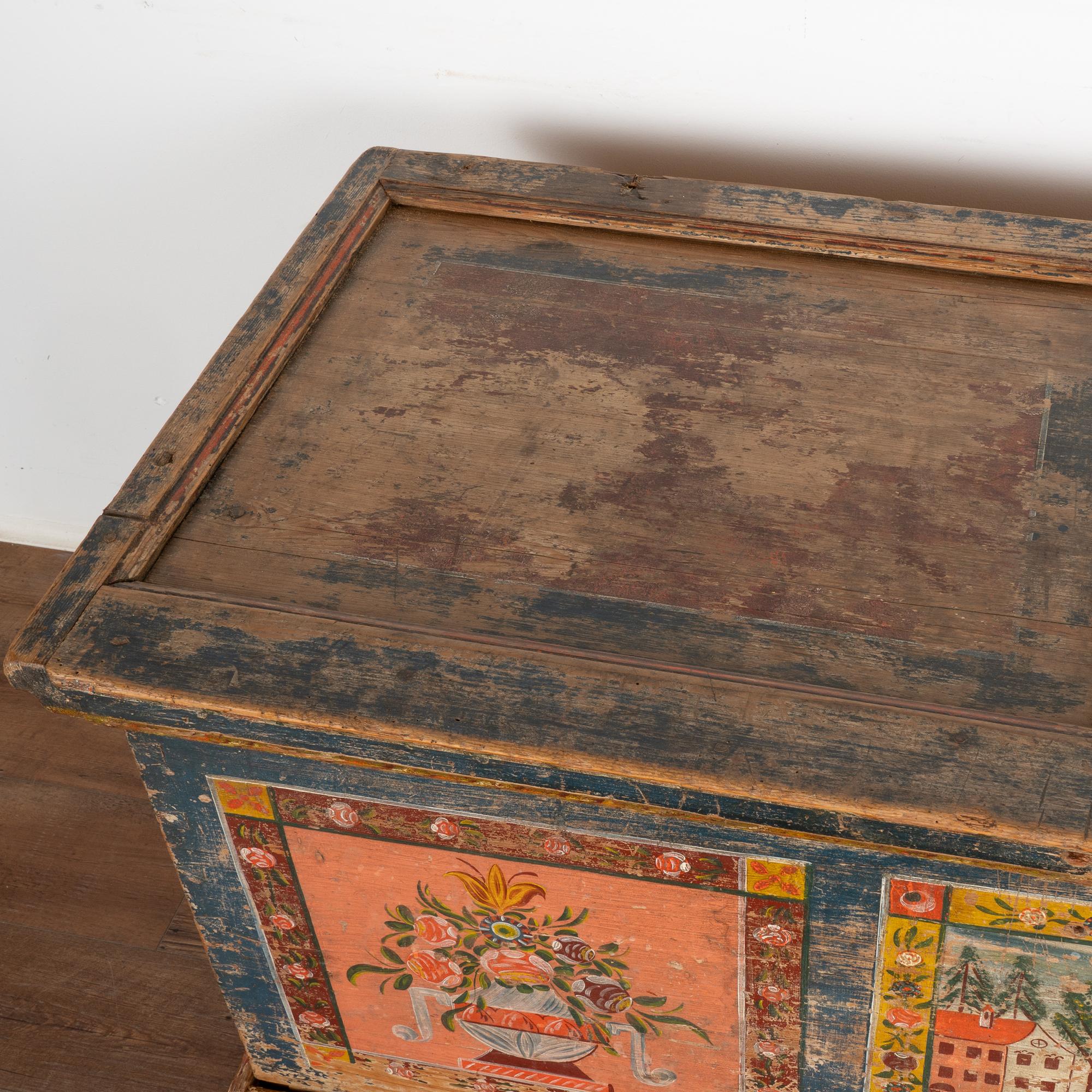 Bunte bemalte Besteck-Truhe mit flacher Platte, datiert 1803, Ungarn im Zustand „Relativ gut“ in Round Top, TX