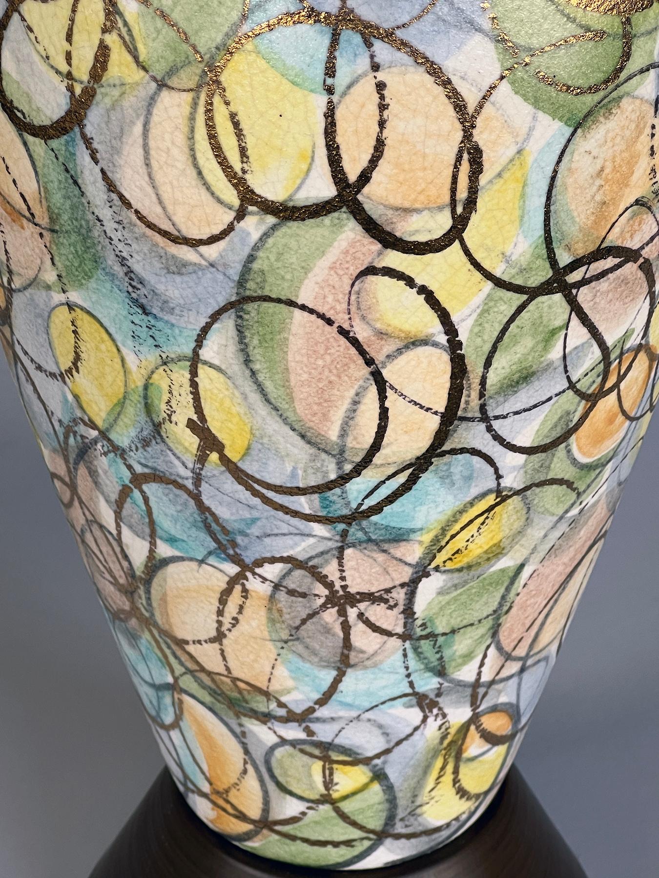 Mid-Century Modern Paire colorée de lampes en forme de bouteille des années 1960 avec surface polychromée et dorée en vente