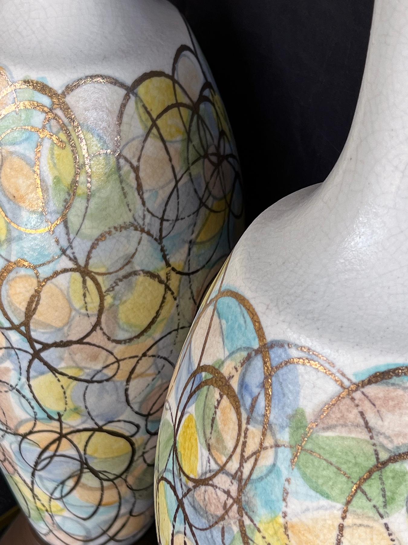 Peint Paire colorée de lampes en forme de bouteille des années 1960 avec surface polychromée et dorée en vente