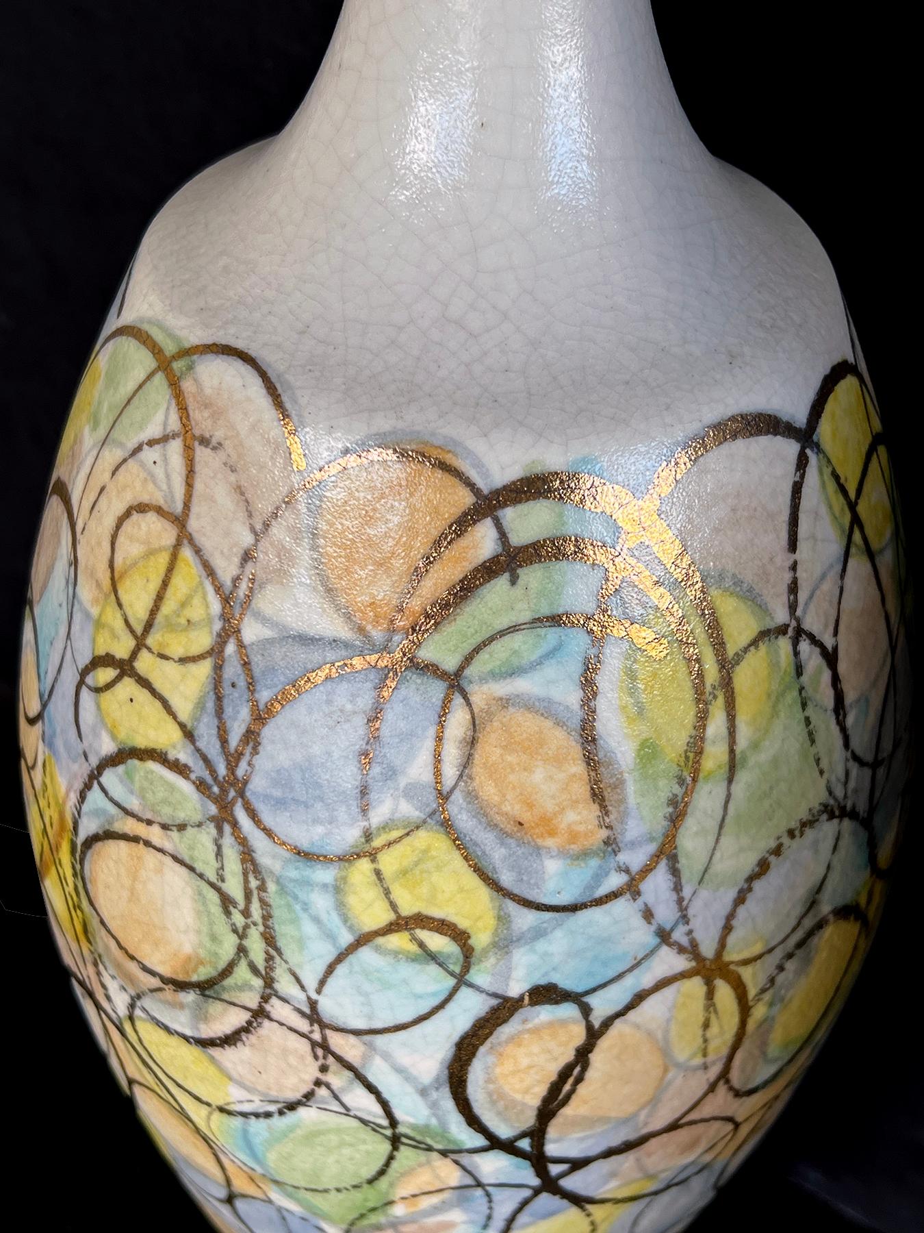 Céramique Paire colorée de lampes en forme de bouteille des années 1960 avec surface polychromée et dorée en vente