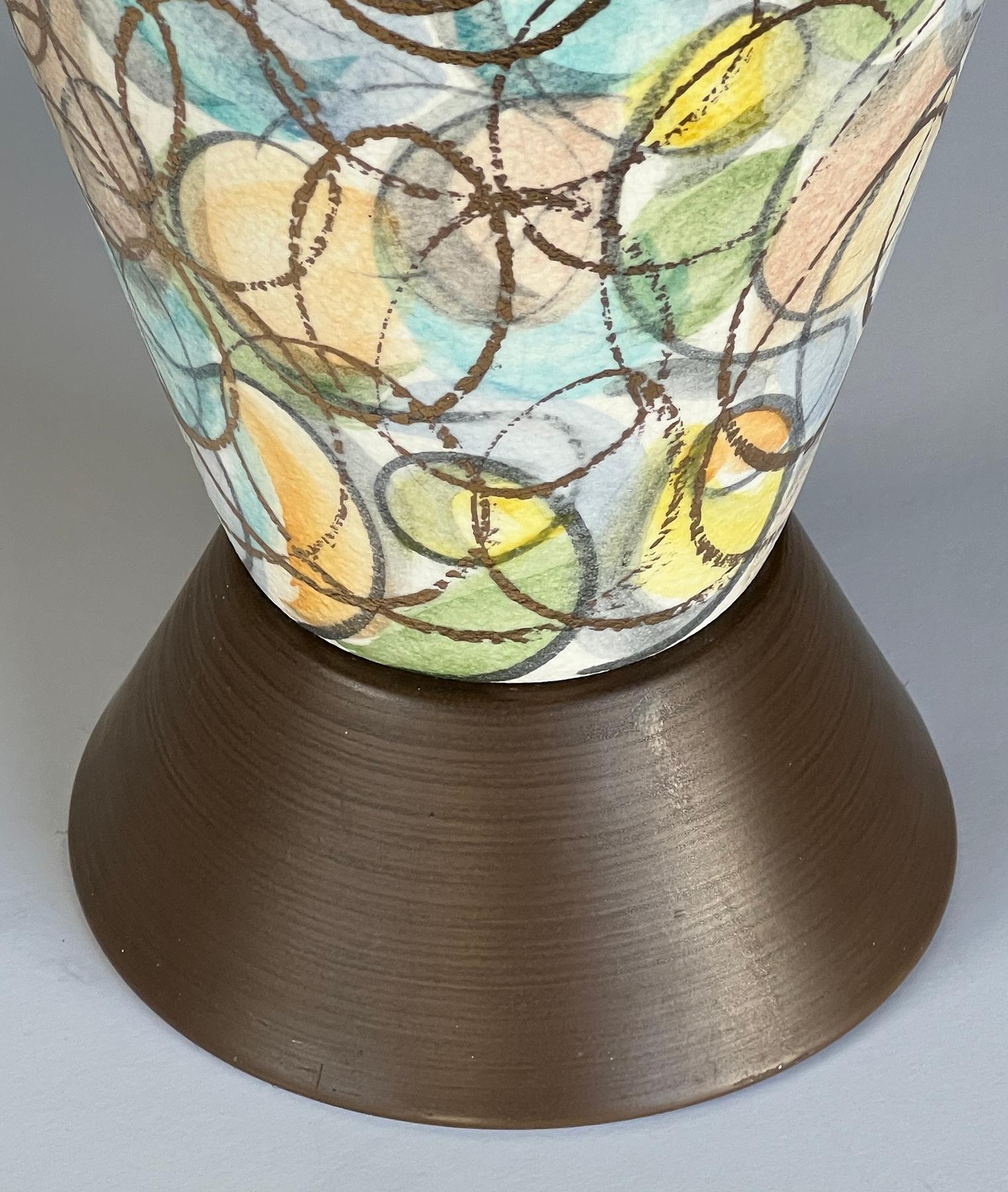 Paire colorée de lampes en forme de bouteille des années 1960 avec surface polychromée et dorée en vente 1