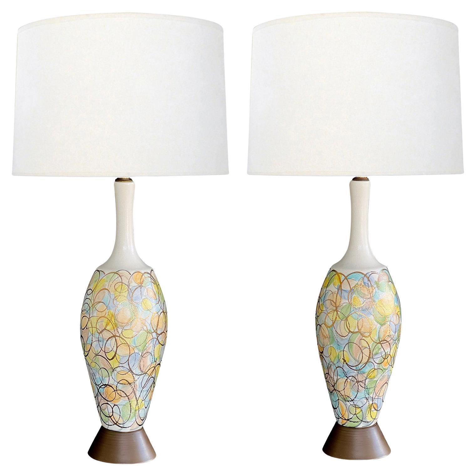 Paire colorée de lampes en forme de bouteille des années 1960 avec surface polychromée et dorée en vente