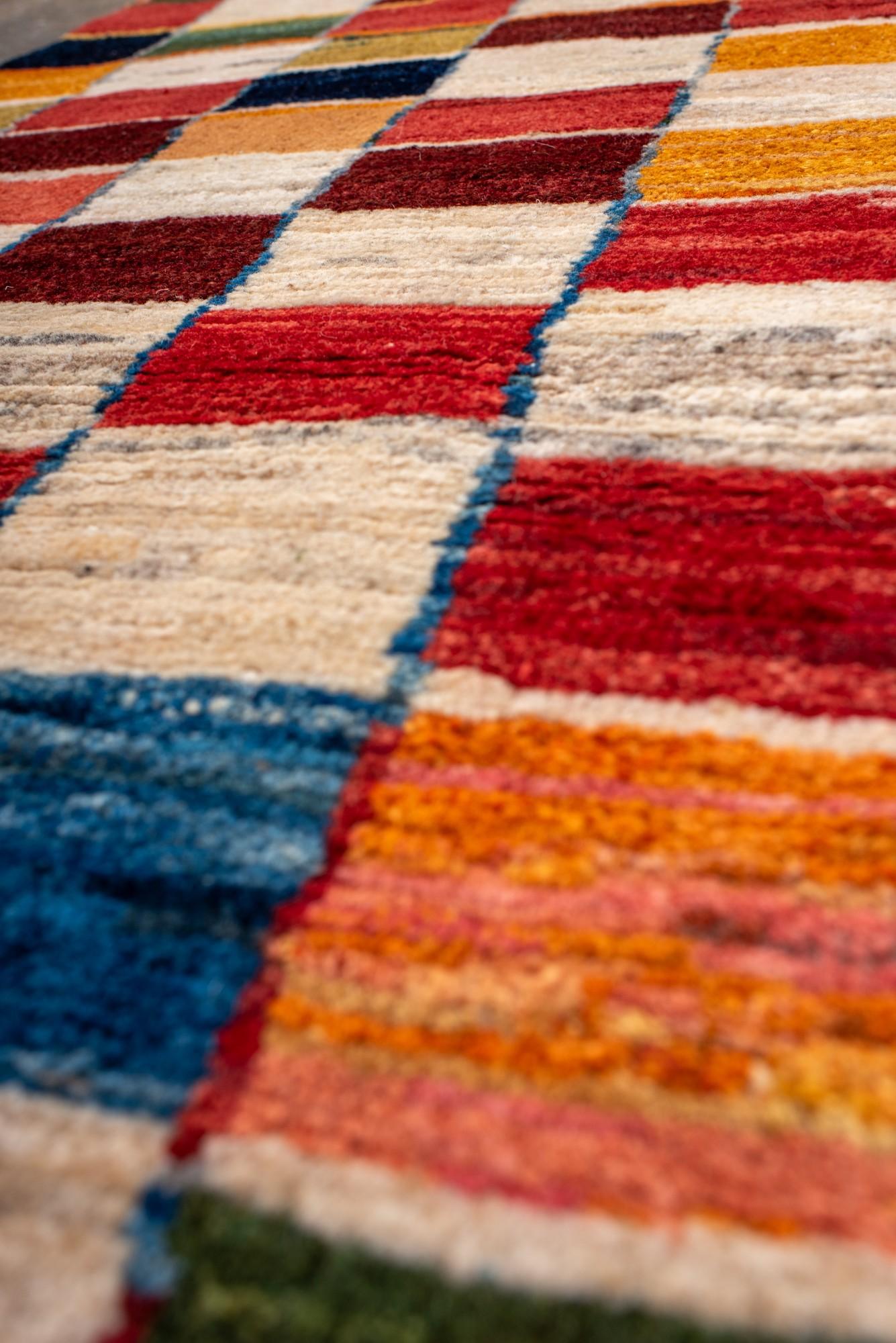 Bunter Patchwork-Vintage-Gabbeh-Teppich mit Stammesmotiven im Zustand „Hervorragend“ im Angebot in New York, NY
