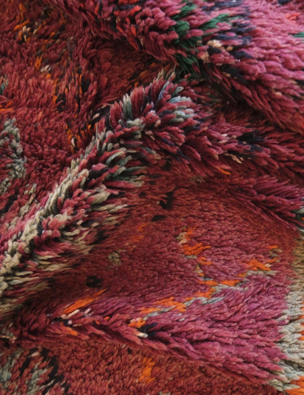 Bohémien Tappeto da collezione marocchino d'epoca colorato in viola e rosso in vendita