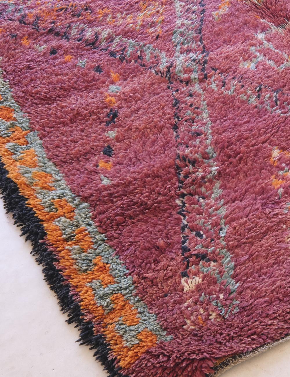 Marocchino Tappeto da collezione marocchino d'epoca colorato in viola e rosso in vendita