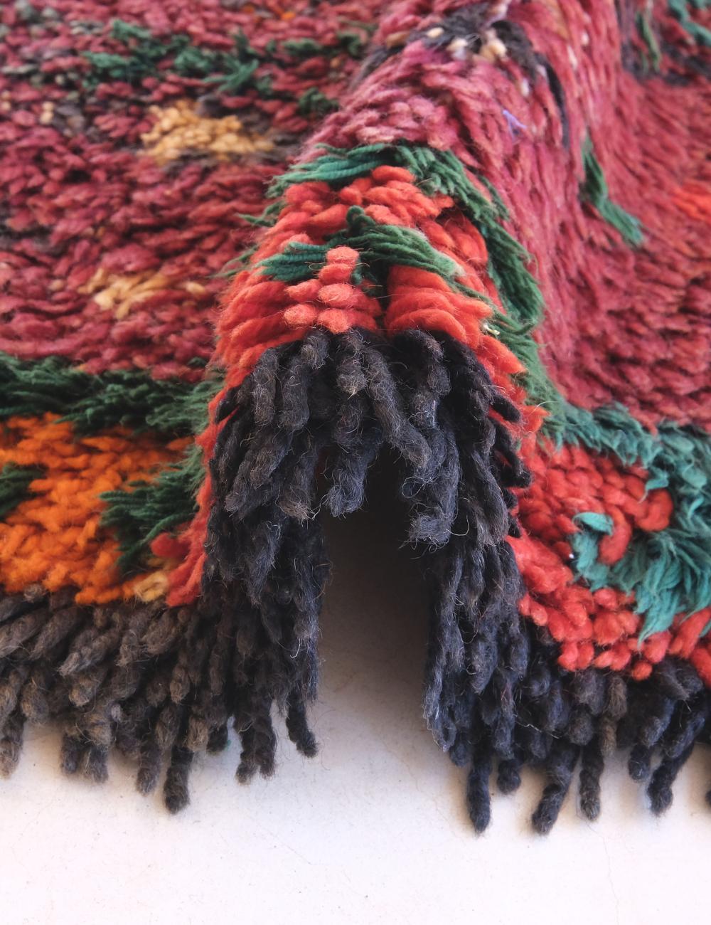 Tessuto Tappeto da collezione marocchino d'epoca colorato in viola e rosso in vendita