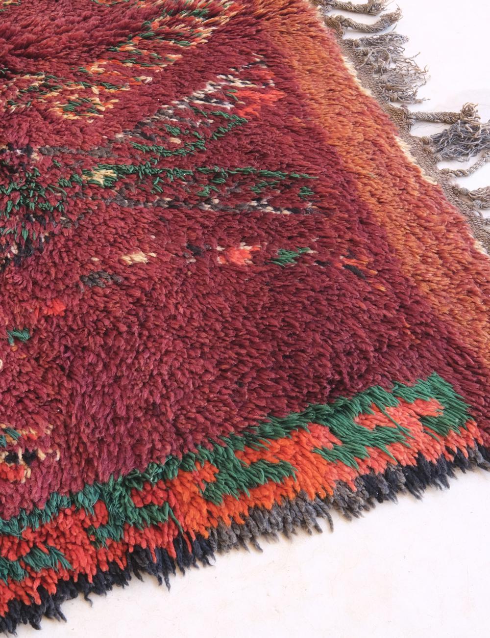 Tappeto da collezione marocchino d'epoca colorato in viola e rosso In condizioni buone in vendita a Los Angeles, CA